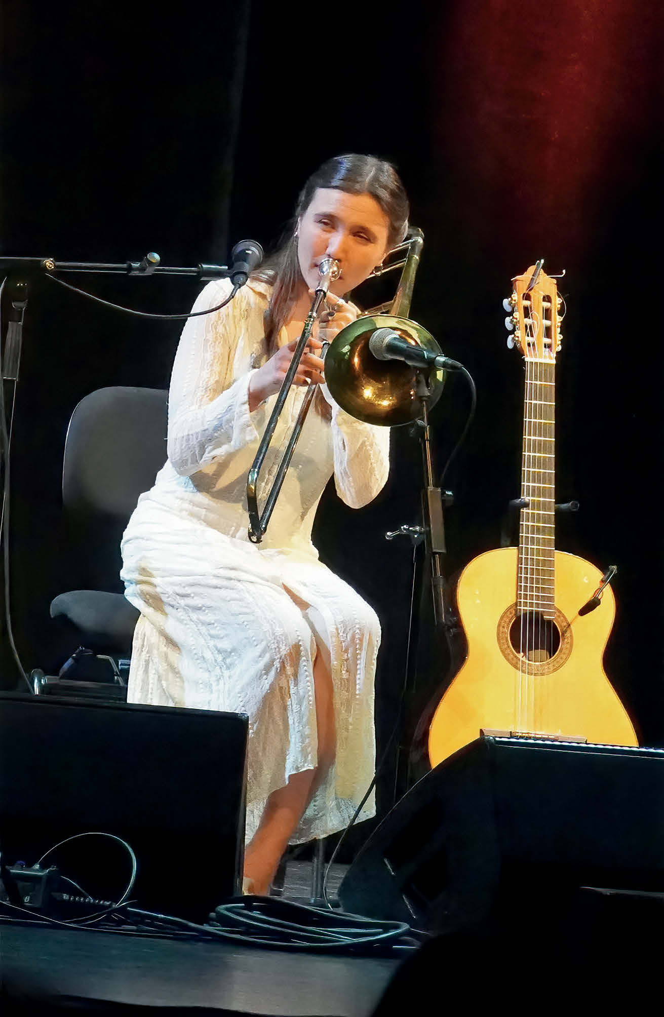 Gitarre, Posaune, Stimme: Rita Payés. Foto: Michael Scheiner