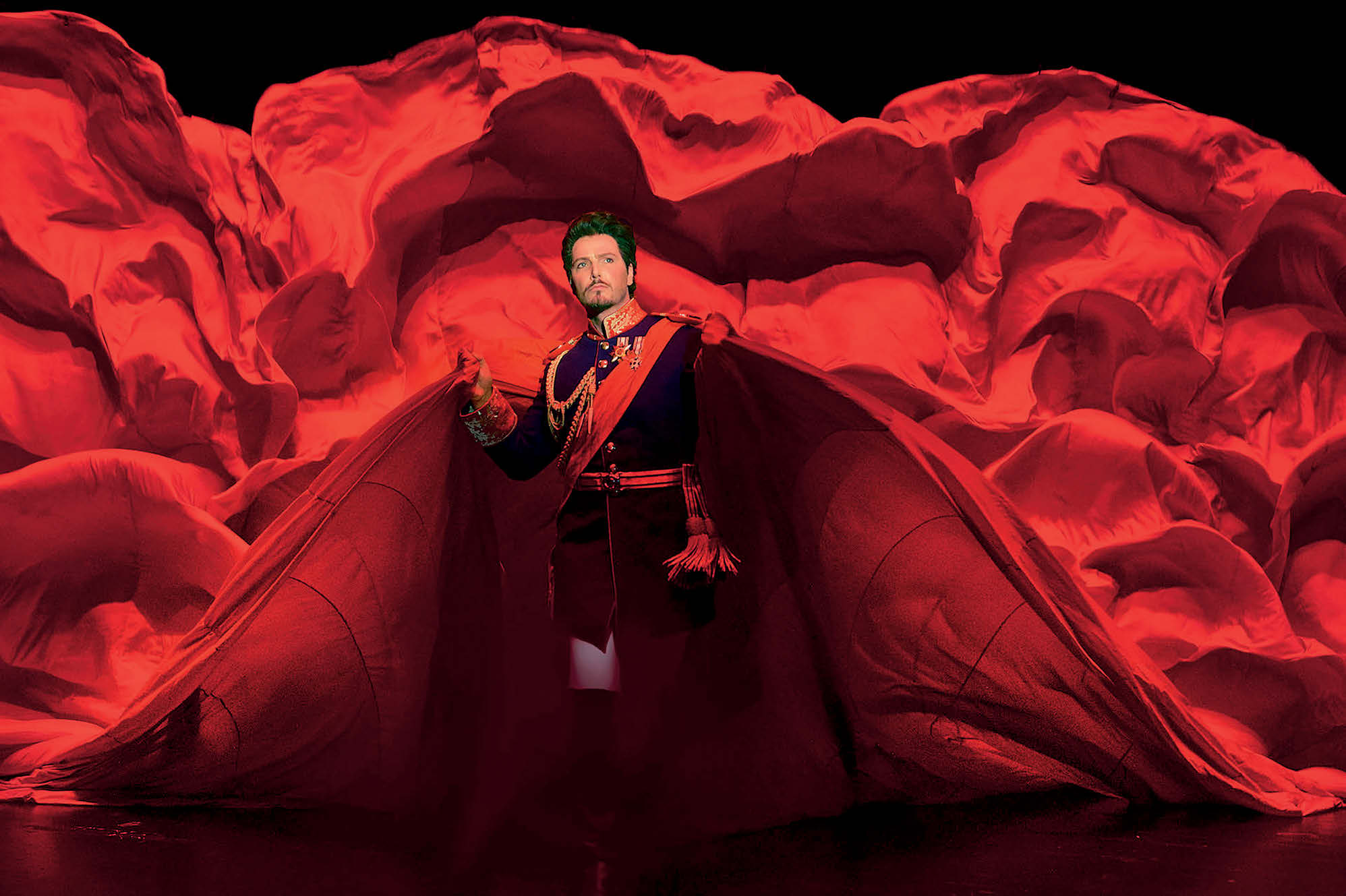 Szenenfoto aus dem aktuellen Nachfolger-Stück von „Sehnsucht nach dem Paradies“, dem „Ludwig2 – das Musical“, das im Sommer wieder in Füssen auf dem Spielplan steht. Foto: Peter Samer/Festspielhaus Neuschwanstein Szenenfoto aus dem aktuellen Nachfolger-Stück von „Sehnsucht nach dem Paradies“, dem „Ludwig2 – das Musical“, das im Sommer wieder in Füssen auf dem Spielplan steht. Foto: Peter Samer/Festspielhaus Neuschwanstein