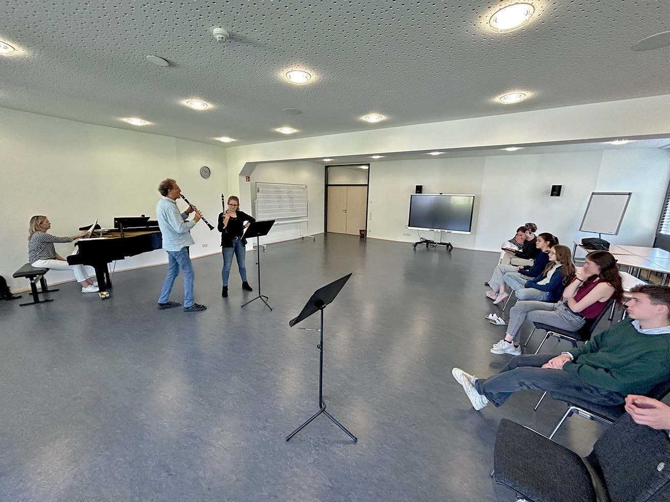 Gleiches Setting wie bei den anderen Bildern nur mit 2 Klarinetten statt einer Sängerin oder dem Alphornchor.