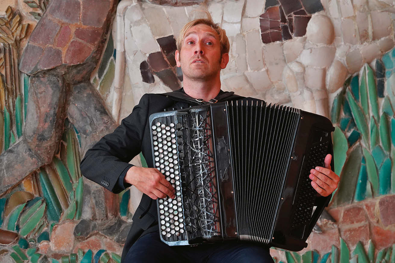 Auch der international renommierte Akkordeonist Bjarke Mogensen hat den „Tango Jalousie“ in seinem Repertoire. Auch der international renommierte Akkordeonist Bjarke Mogensen hat den „Tango Jalousie“ in seinem Repertoire.