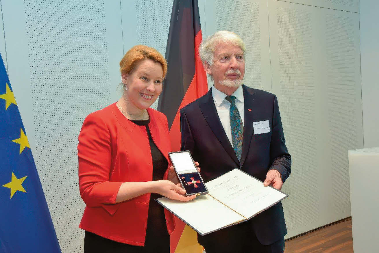 2019 übergab die damalige Bundesfamilienministerin Franziska Giffey bei einer Feierstunde in Berlin das Bundesverdienstkreuz Erster Klasse an Reinhart von Gutzeit. Foto: BMFSFJ 2019 übergab die damalige Bundesfamilienministerin Franziska Giffey bei einer Feierstunde in Berlin das Bundesverdienstkreuz Erster Klasse an Reinhart von Gutzeit. Foto: BMFSFJ