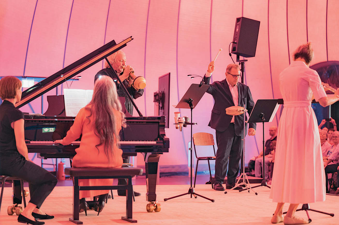Vom Berg in den „Ark Nova“: Souvenir de Rigi von Franz Doppler mit Reinhold Friedrich, Eriko Takezawa, Andrea Loetscher und Michael Haefliger an der Kuhglocke. Foto: Anish Kapoor/Lucerne Festival