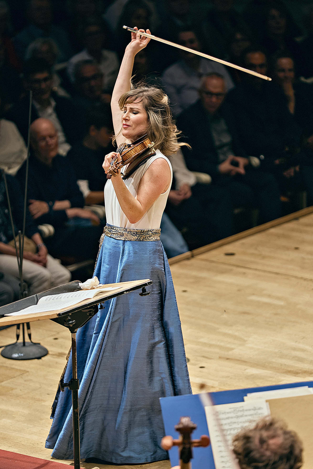 Münchner Philharmoniker statt in Gent in Berlin: Lisa Batiashvili und Lahav Shani mit dem Violinkonzert von Ludwig van Beethoven (siehe auch Leitartikel auf Seite 1). Foto: Fabian Schellhorn