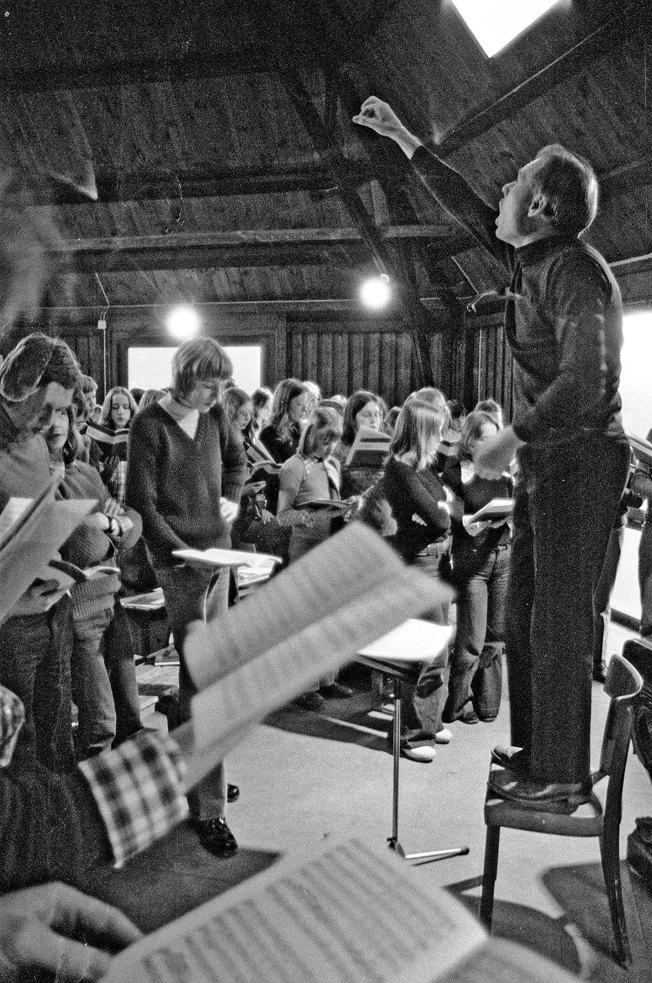 Edwin Theune 1974 bei einer Schulchorprobe in der anthroposophischen Tagungsstätte Methorst bei Rendsburg. Foto: Eckhard Stengel