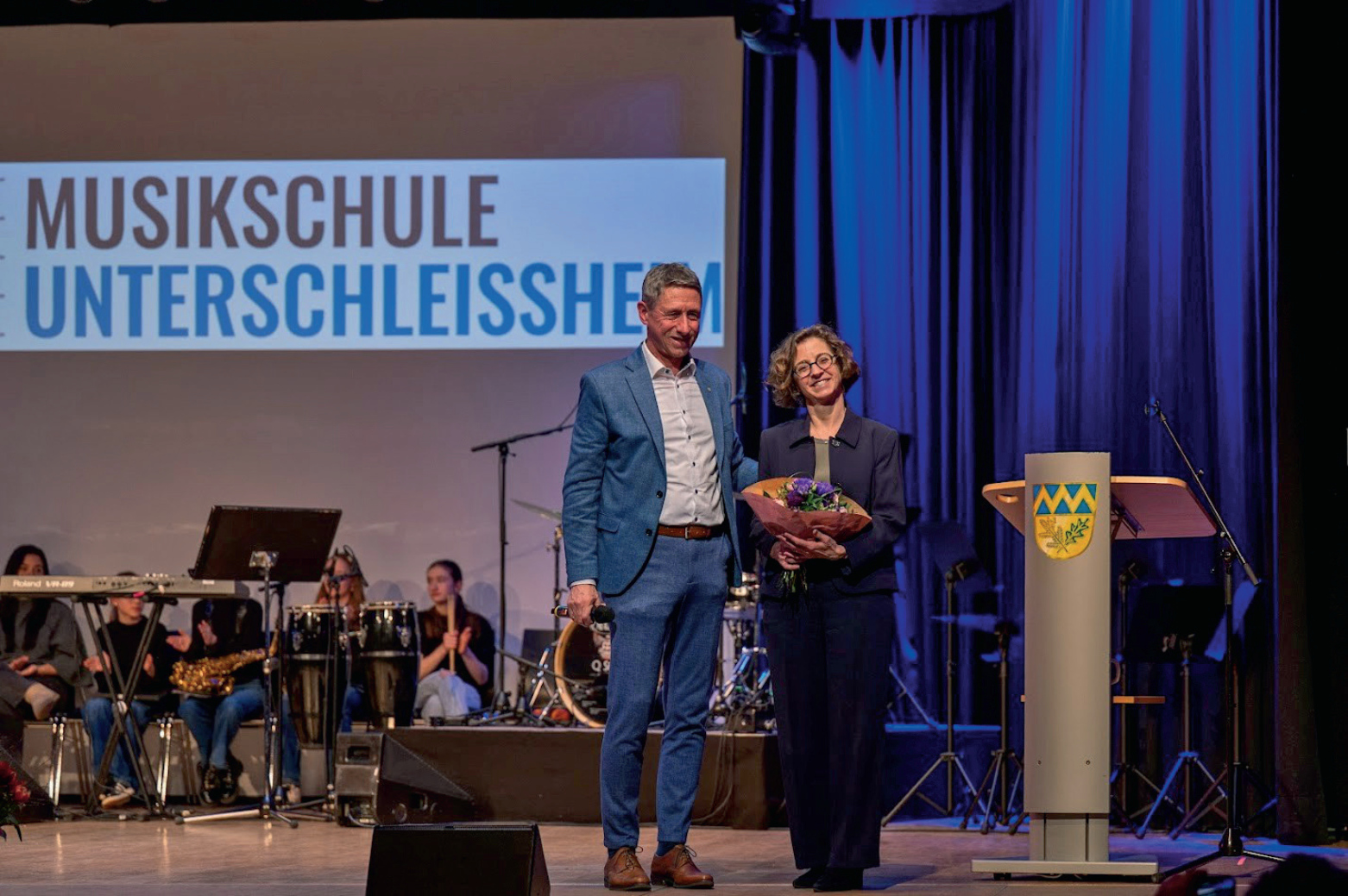 Unterschlei&szlig;heims Erster B&uuml;rgermeister Christoph B&ouml;ck mit Musikschulleiterin Victoria Scherer auf dem Musikschuljubil&auml;um. Foto: &copy; Janis Paraschidis