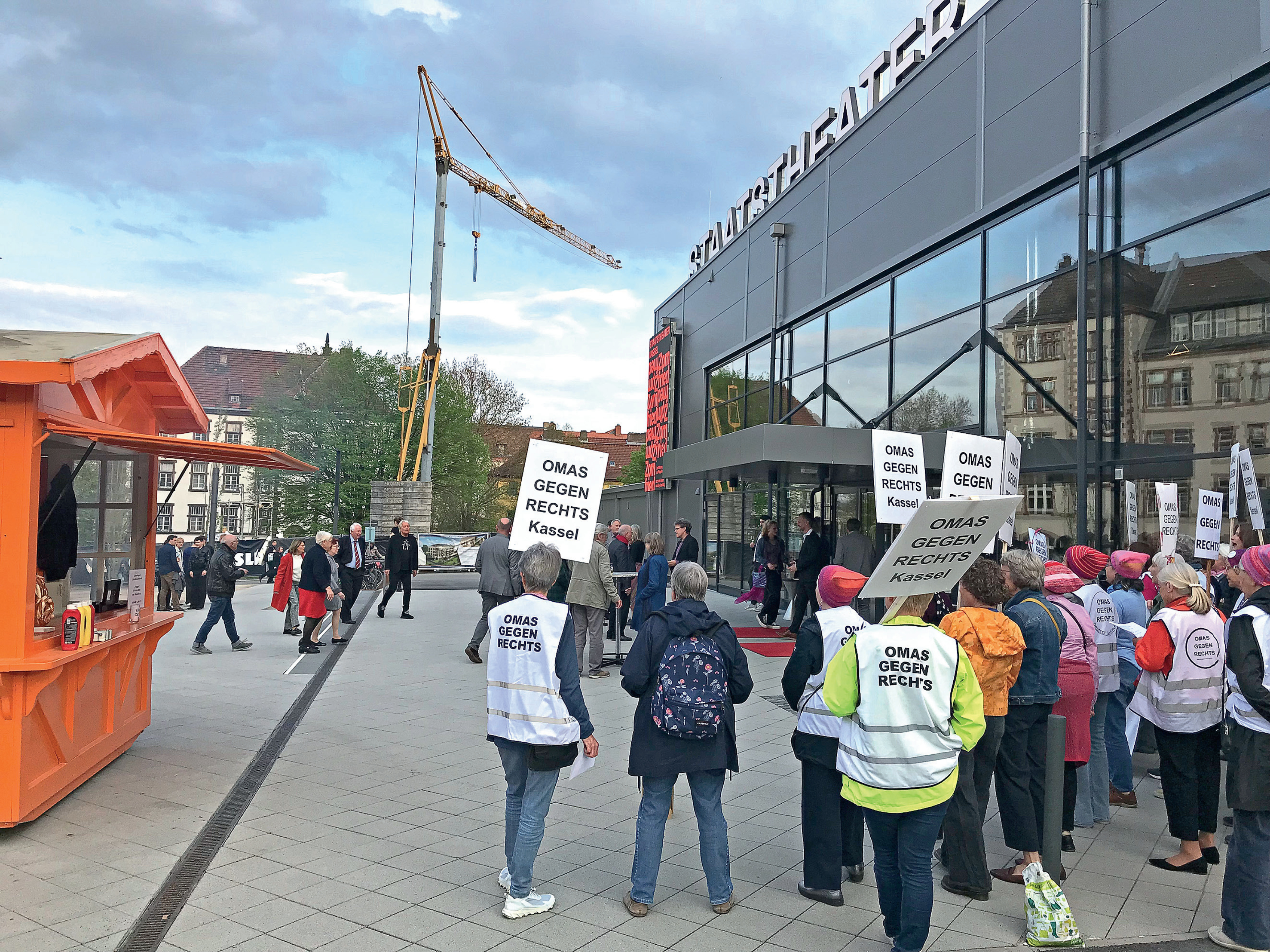 Die Omas gegen Rechts vor dem Staatstheater Kassel: Was war da los? Die Aufl&ouml;sung und ein Bericht zur Urauff&uuml;hrung von Philipp Krebs&rsquo; Neo-Nazi-Oper &bdquo;Zornfried&ldquo; auf Seite 6 dieser Ausgabe. 