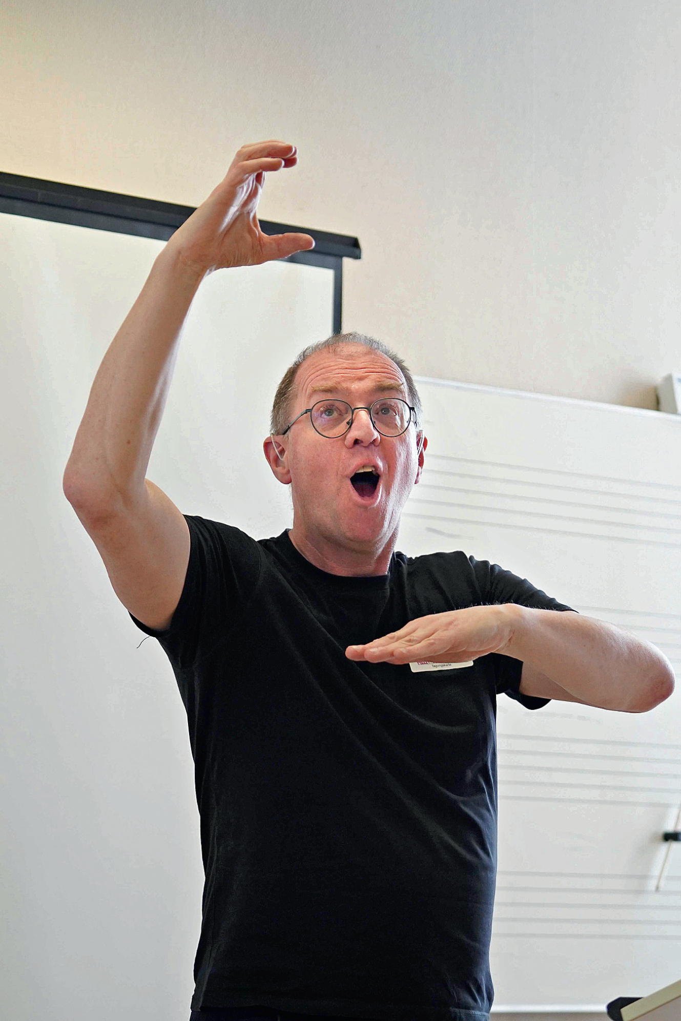 Paul Whittaker beim Geb&auml;rden von Musik. Foto: Astrid Karger