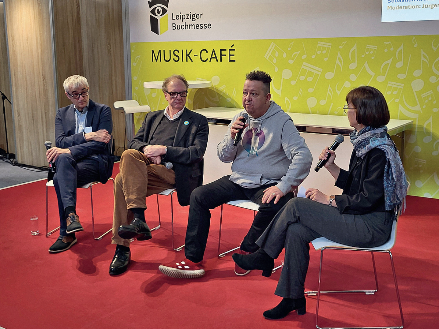 J&uuml;rgen Oberschmidt (BMU), Olaf Zimmermann (Initiative kulturelle Integration), Sebastian Krumbiegel (Botschafter der Initiative) und Barbara Haack (Politik & Kultur) beim Gespr&auml;ch im Musik-Caf&eacute;. Foto: Andreas Kolb