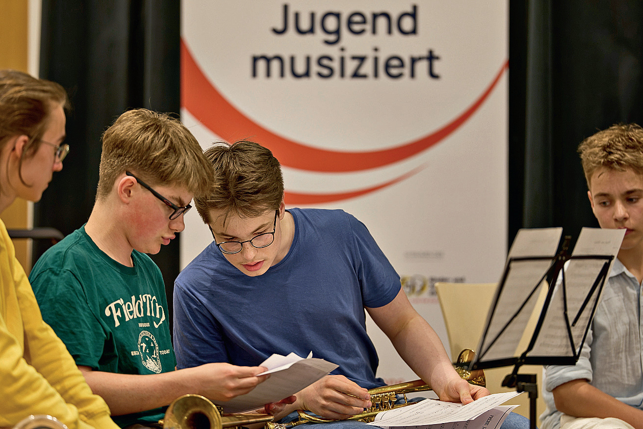 Bei einem Blattspielabend konnten die Teilnehmenden unter der Leitung von Prof. Wolfgang Bauer (Stuttgart) gemeinsam musizieren. Foto: Borchert