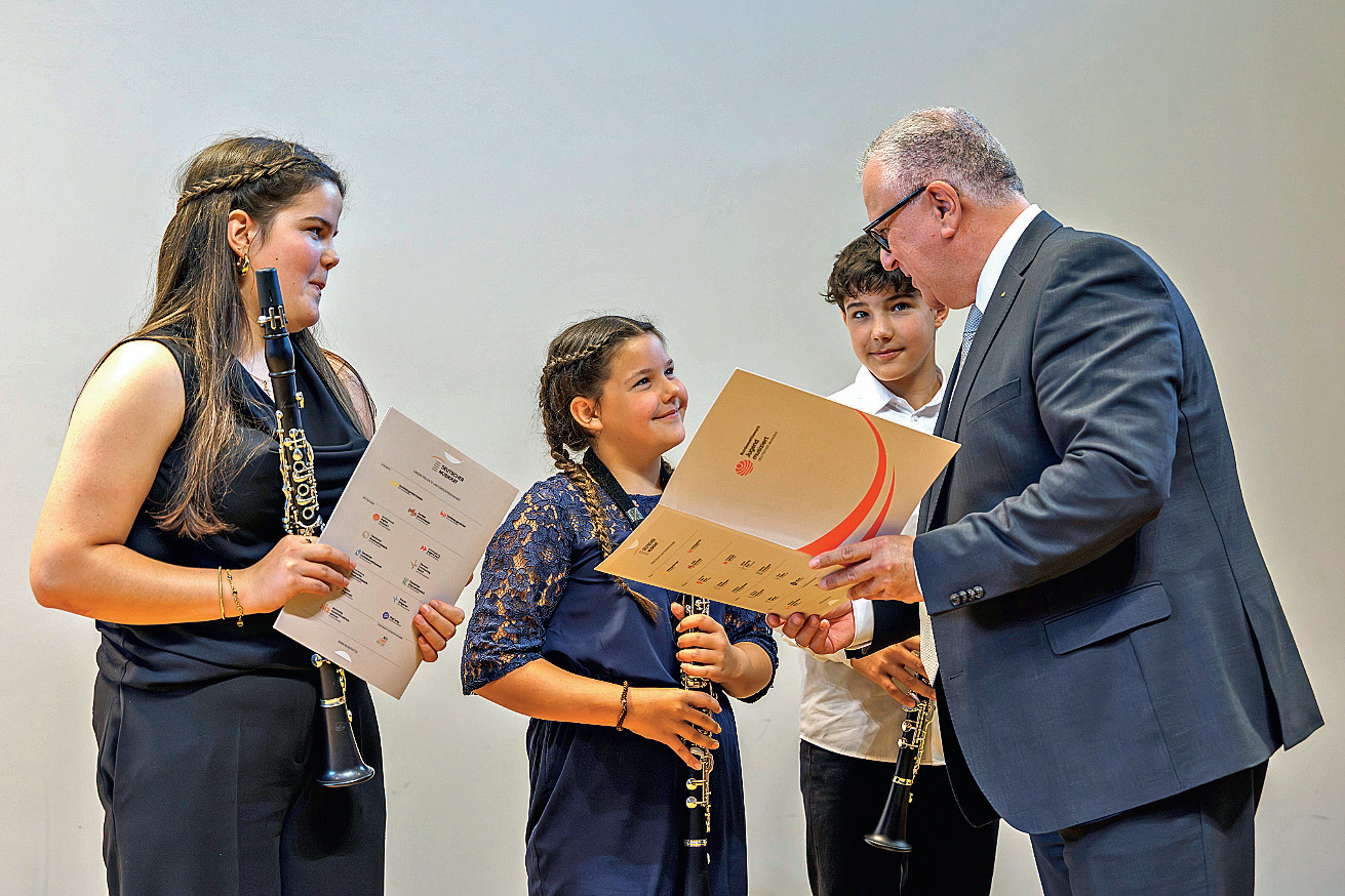 Das Klarinettentrio Anne (16 Jahre), Felia (11 Jahre) und David (14 Jahre) Sum nimmt den Sonderpreis f&uuml;r Familienensembles der Sparkassen-Finanzgruppe aus den H&auml;nden von Stefan Pro&szlig;er, Vizepr&auml;sident des Sparkassenverband Bayern, entgegen. Foto: Uwe Moosburger