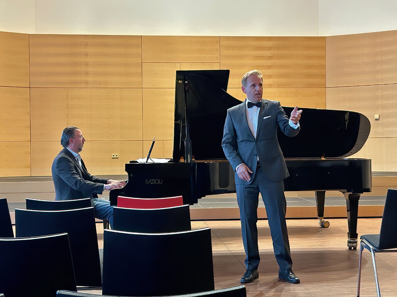 Bariton Marco Leijssen beim Teilnehmendenkonzert. Foto: Ralf P&uuml;pcke