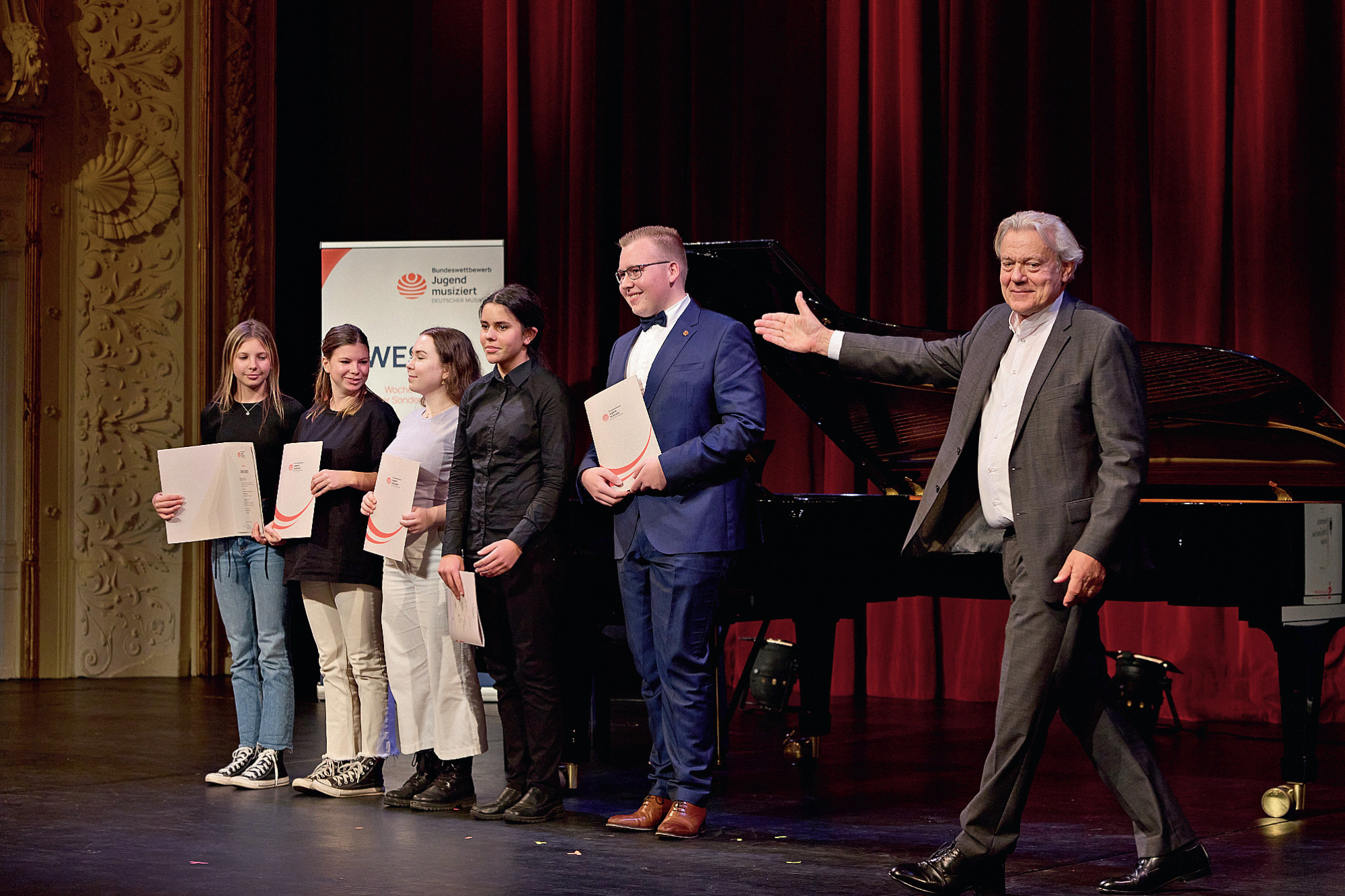 Ulrich Rademacher gratuliert Preistr&auml;ger:innen bei WESPE in Schwerin 2022. Foto: Oliver Borchert