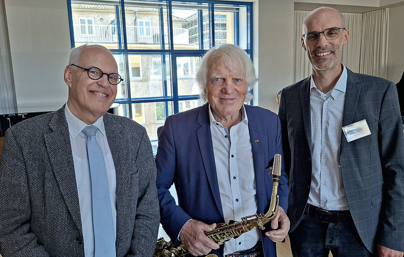 Freuen sich &uuml;ber die Ehrenmitgliedschaft: v.l.n.r. Prof. Hans-Peter Stenzl, Prof. Bernd Konrad, Gesch&auml;ftsf&uuml;hrer Ralf P&uuml;pcke. Foto: Eckhart Fischer