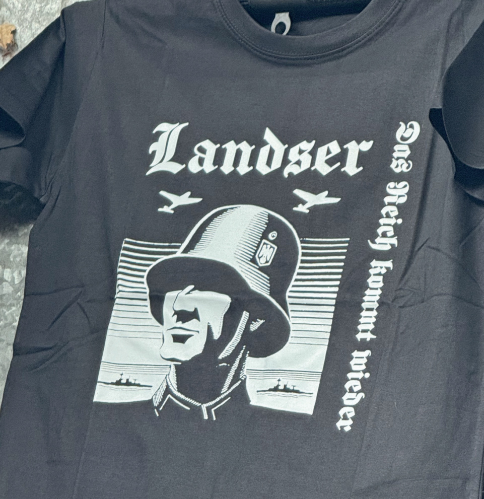 T-Shirt auf Polenmarkt in Muskau . Foto: Nonnenmann