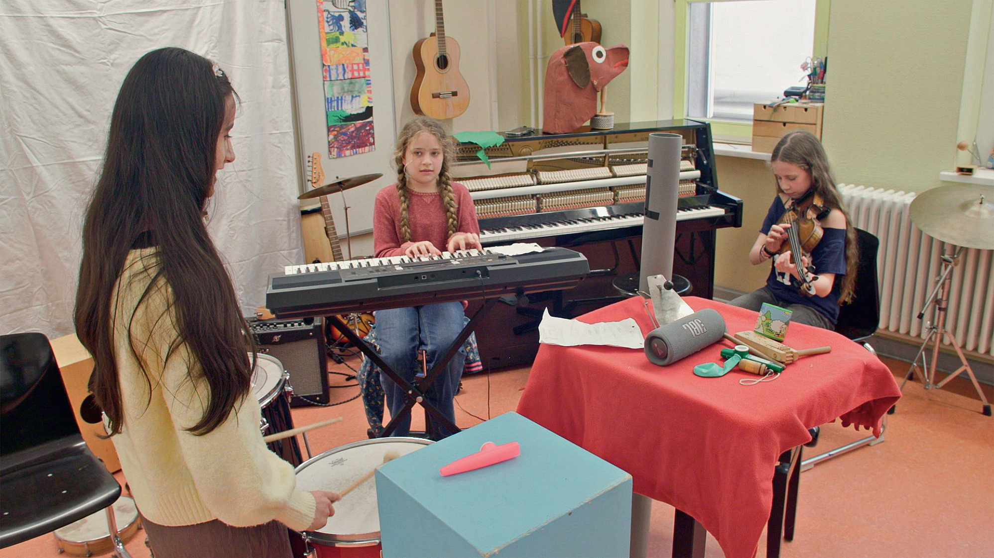 &bdquo;Ein Schultag&ldquo; in der &bdquo;Jane-Goodall&ldquo; f&uuml;r Geige, Keyboard, Percussion und Zuspielung. Foto: J&ouml;rg Lohner