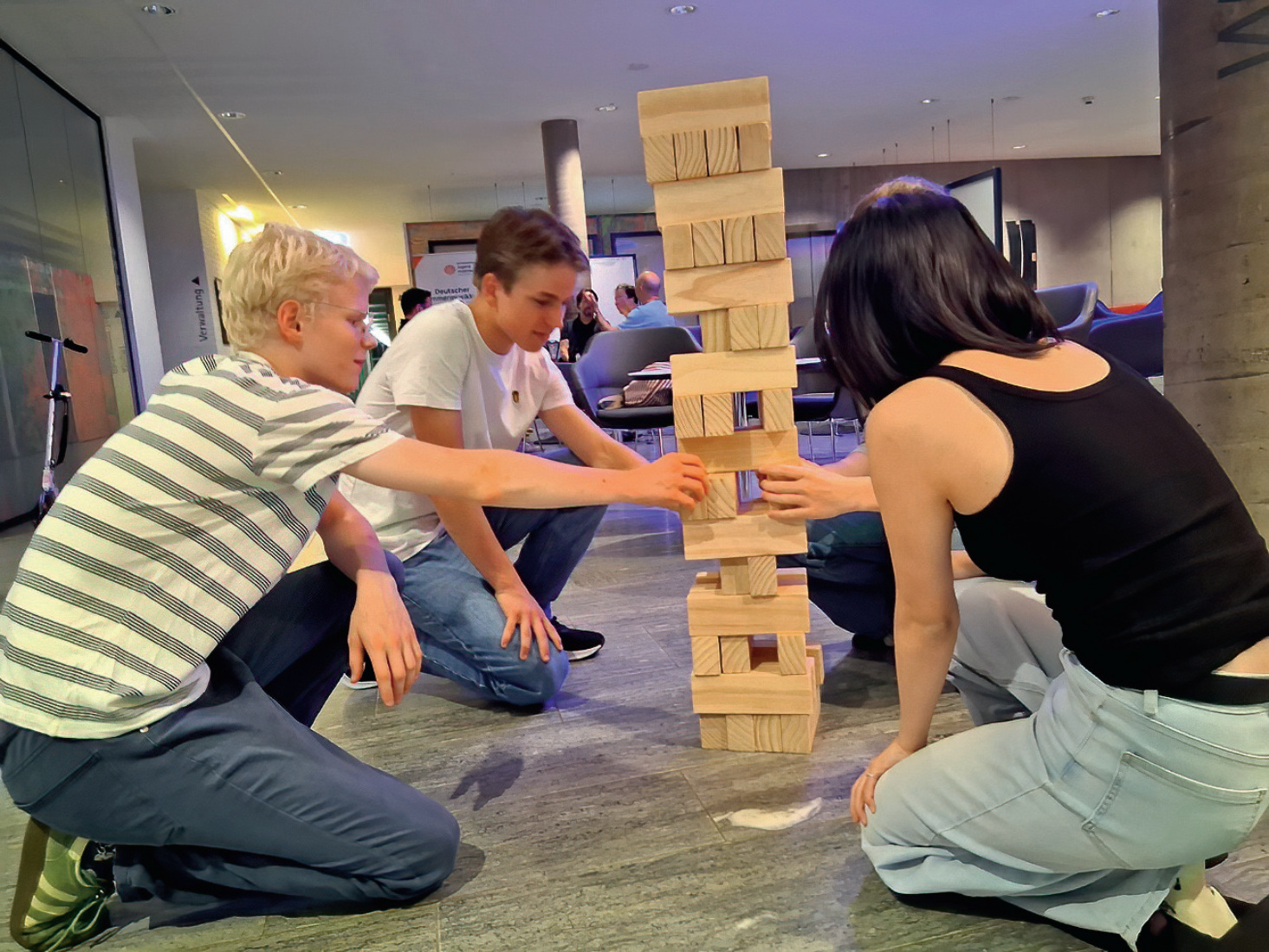 Auch bei Jenga ist Teamgeist gefragt. Foto: Franziska Smolarek