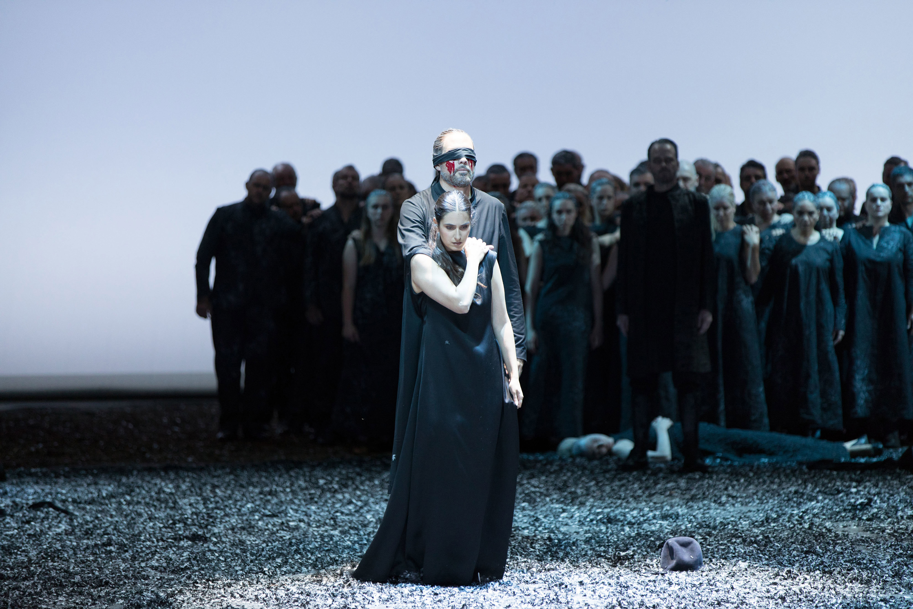 hinten: Paul Gay (Œdipe), vorne: Iris Candelaria (Antigone). © Thomas Bruner hinten: Paul Gay (Œdipe), vorne: Iris Candelaria (Antigone). © Thomas Bruner