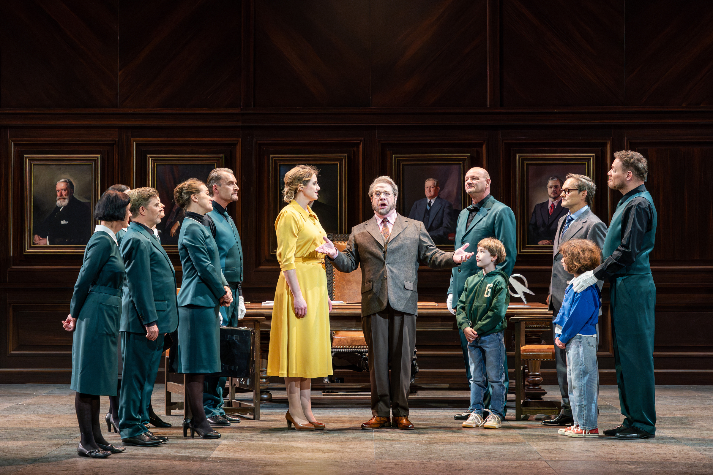 Oliver Weidinger (Simon), Jacquelyn Wagner (Regina, links neben ihm), Ensemble und Komparserie der Oper Leipzig. Foto: &copy; Tom Schulze