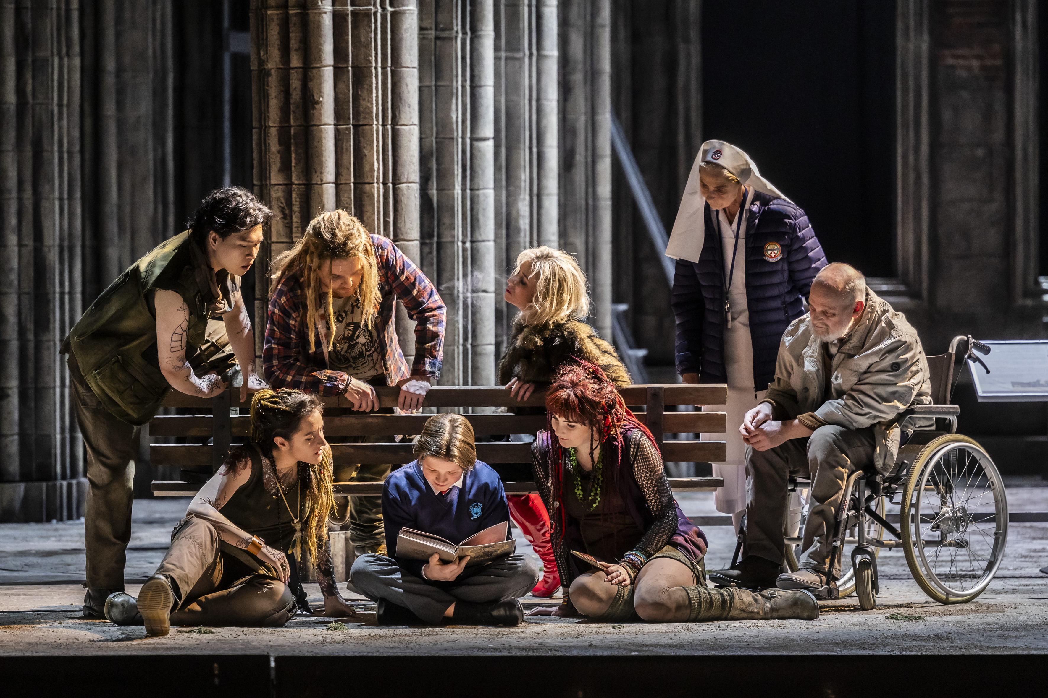 Jasmin Delfs (1. Knappe), Kinderkomparse, Ekaterina Chayka-Rubinstein (2. Knappe), Im Hintergrund: Jin Yu (4. Knappe), Aaron Godfrey-Mayes (3. Knappe), Mich&egrave;le Losier (Kundry), Komparserie. Foto: &copy; Semperoper Dresden/Jochen Quast