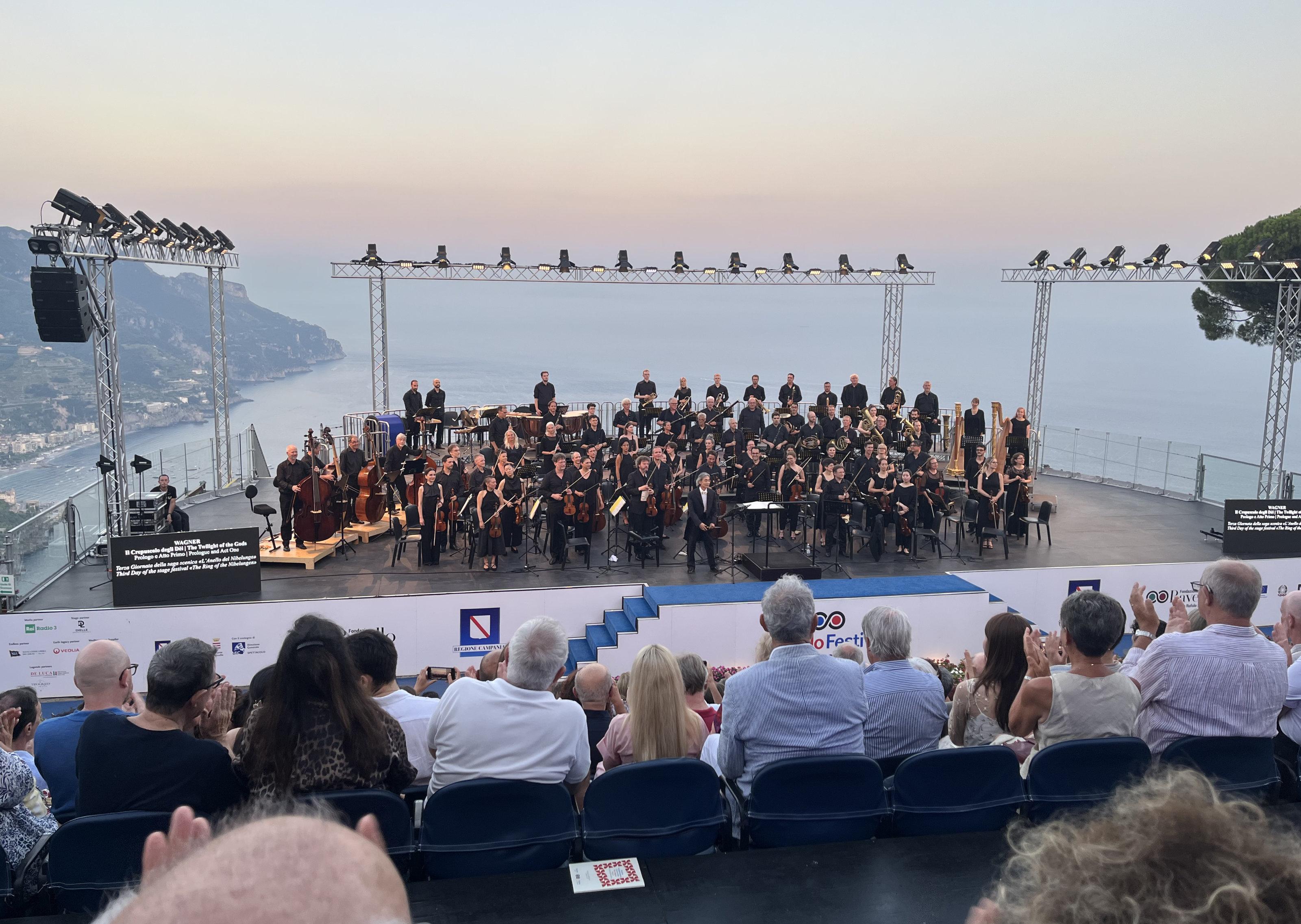 Eine perfekte Kulisse f&uuml;r die Eingangsszene der konzertanten &bdquo;G&ouml;tterd&auml;mmerung&ldquo;. Foto: Michael Ernst