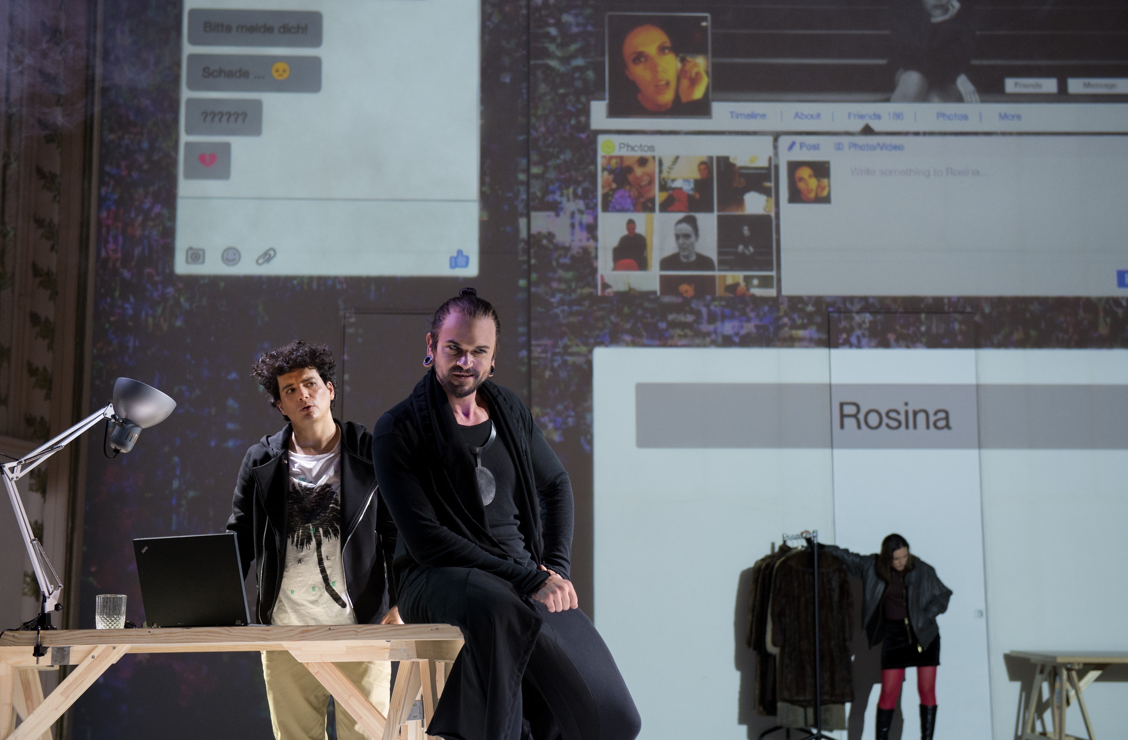 Il barbiere di Siviglia an der Komischen Oper Berlin. Tansel Akzeybek (Almaviva), Dominik Köninger (Figaro), Nicole Chevalier (Rosina). Foto: Monika Rittershaus Il barbiere di Siviglia an der Komischen Oper Berlin. Tansel Akzeybek (Almaviva), Dominik Köninger (Figaro), Nicole Chevalier (Rosina). Foto: Monika Rittershaus