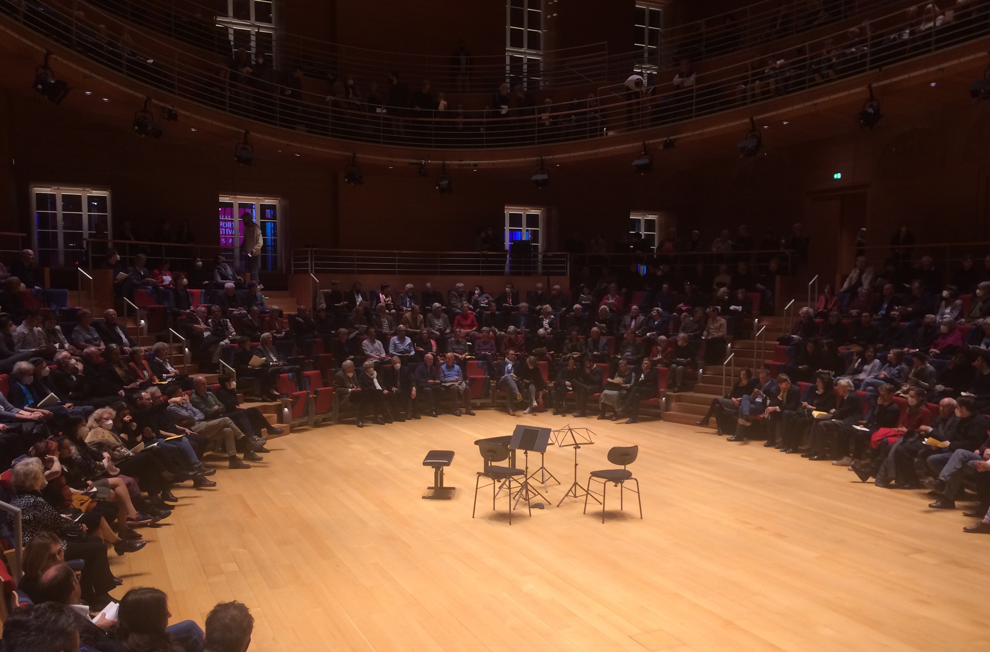 Der kleine und fast ausverkaufte Pierre-Boulez-Saal mit einem Aufbau für Streichquartett in der Mitte.