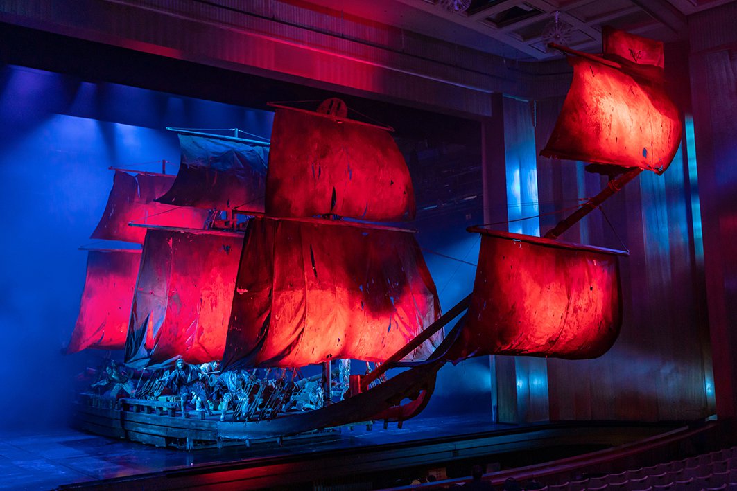 Bühnenbild: Das Schiff des fliegenden Holländers mit Segeln, die an rot lichtdurchleuchtete Haut erinnern.