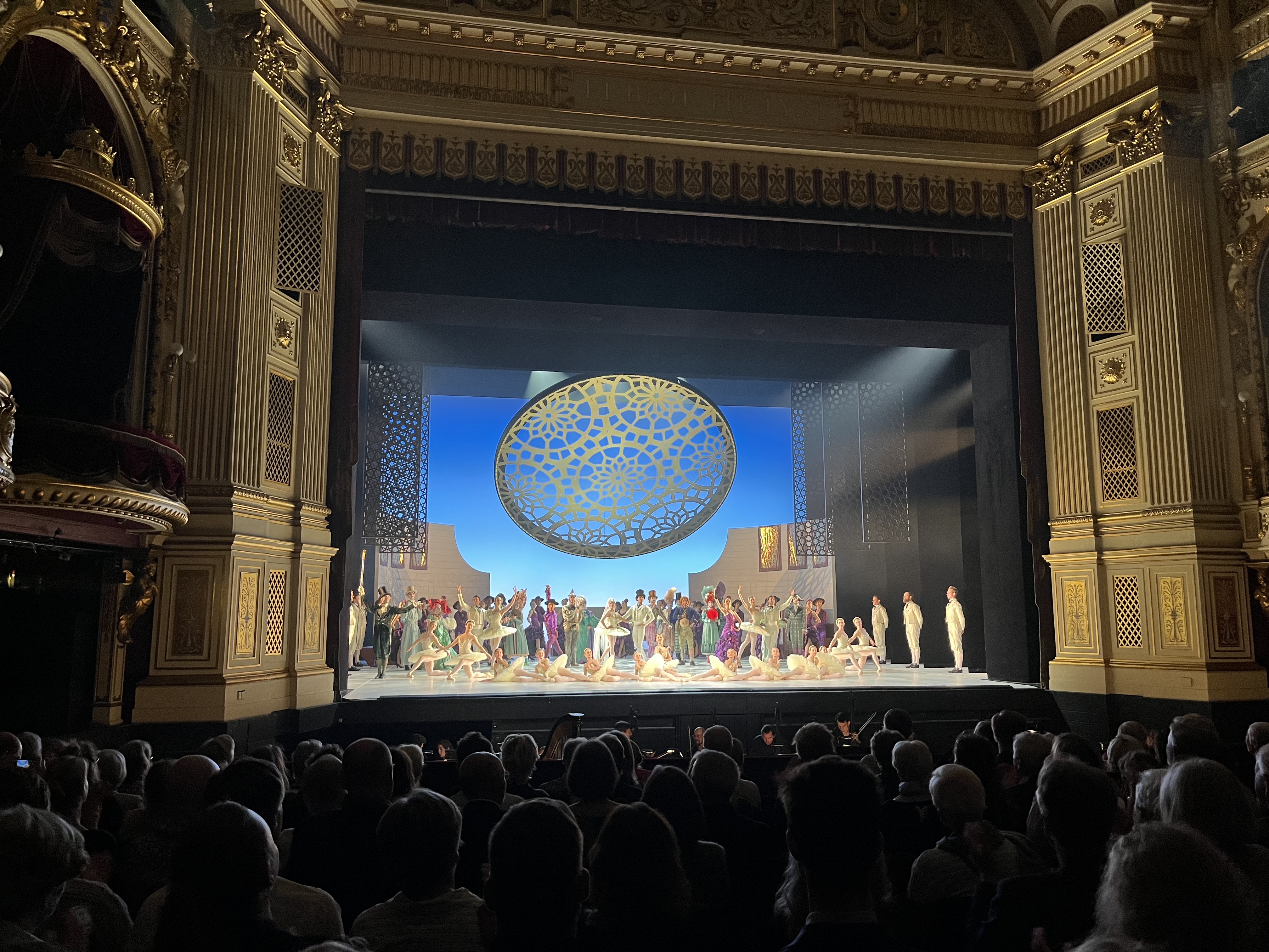 Opulentes Schlussbild: „Don Quixote“ von León Minkus. Foto: mku mit freundlicher Genehmigung des Danish Royal Theatre