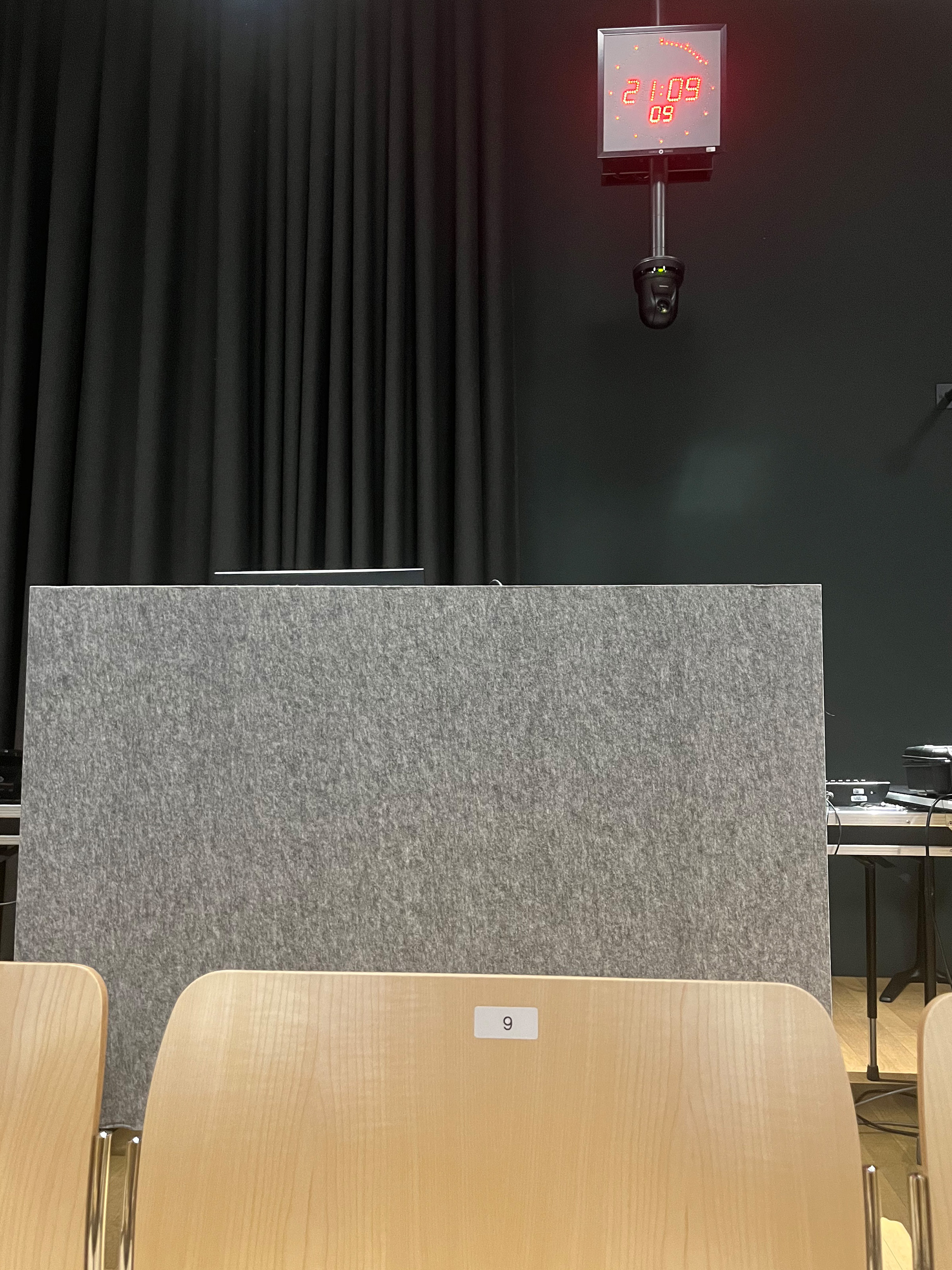 9-9-9-9. Das SRF Radio Studio Basel gab sich für einen Moment „verschwenderisch“. Foto: mku 9-9-9-9. Das SRF Radio Studio Basel gab sich für einen Moment „verschwenderisch“. Foto: mku