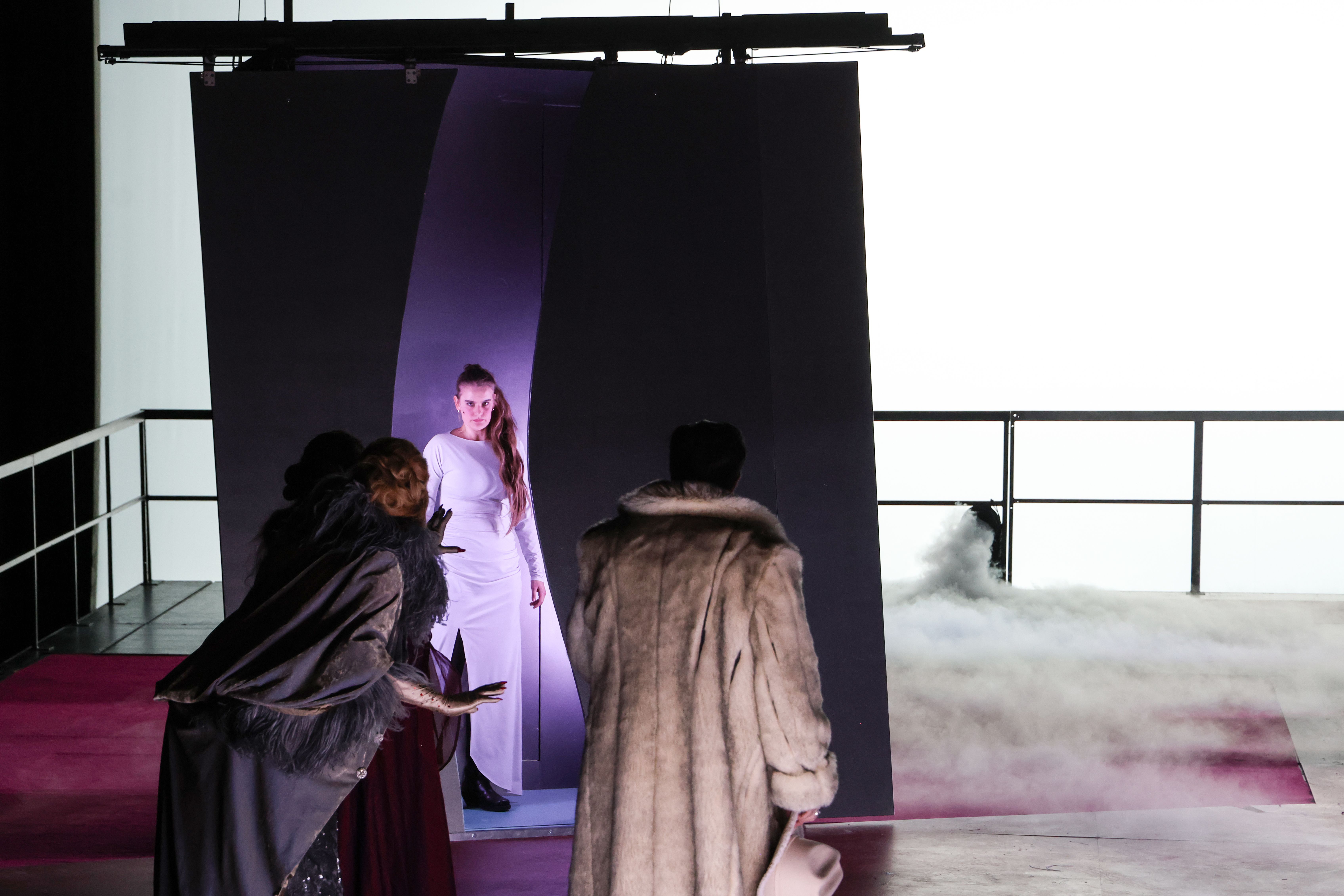 Elisa Birkenheier (hinten), Nathalie Mittelbach, Oliver Sewell. Foto: J&ouml;rg Landsberg