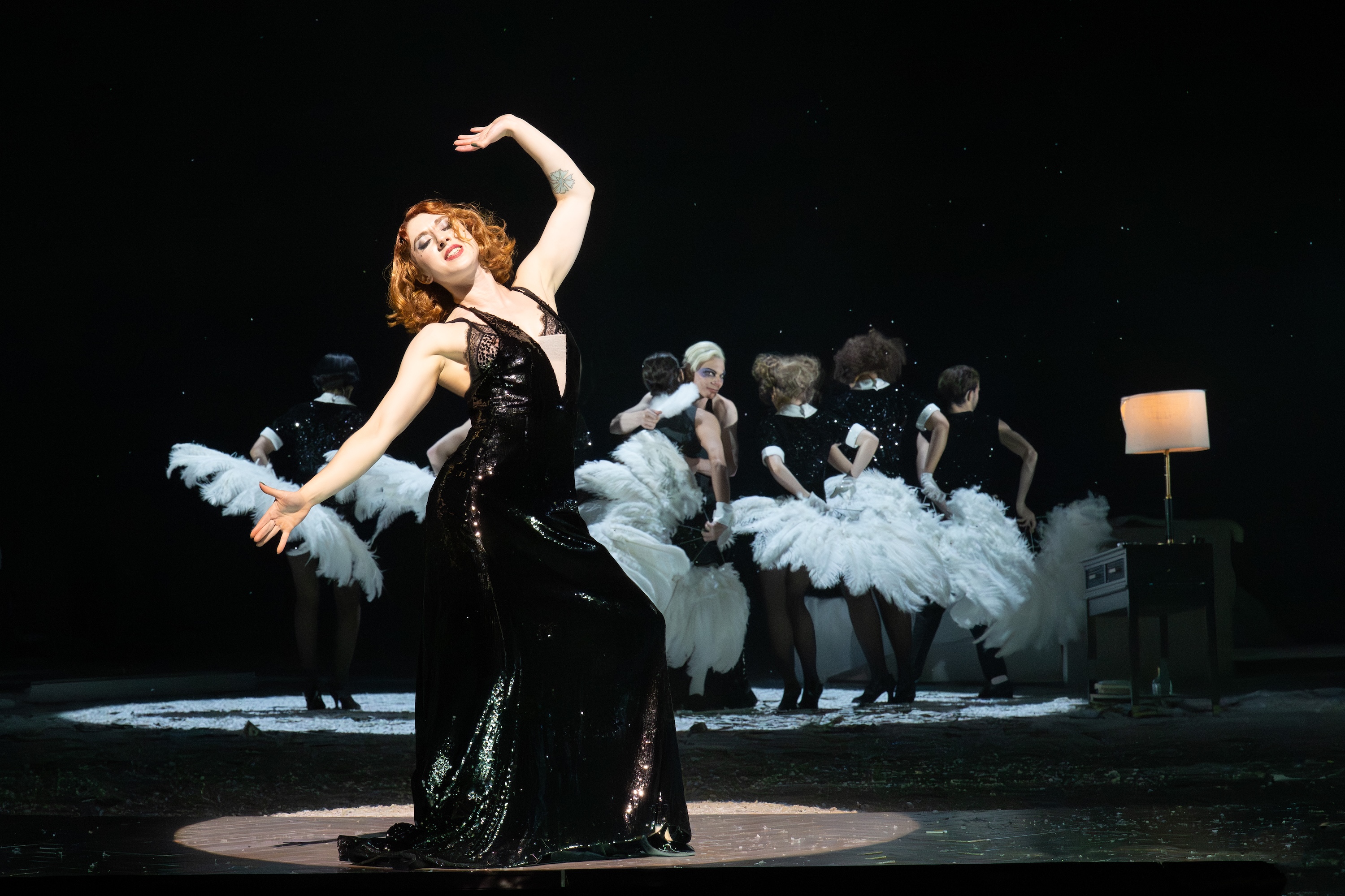 Vassilissa Reznikoff, Vincent Glander sowie die Kit Kat Girls & Boys. Foto: © Monika Ritterhaus