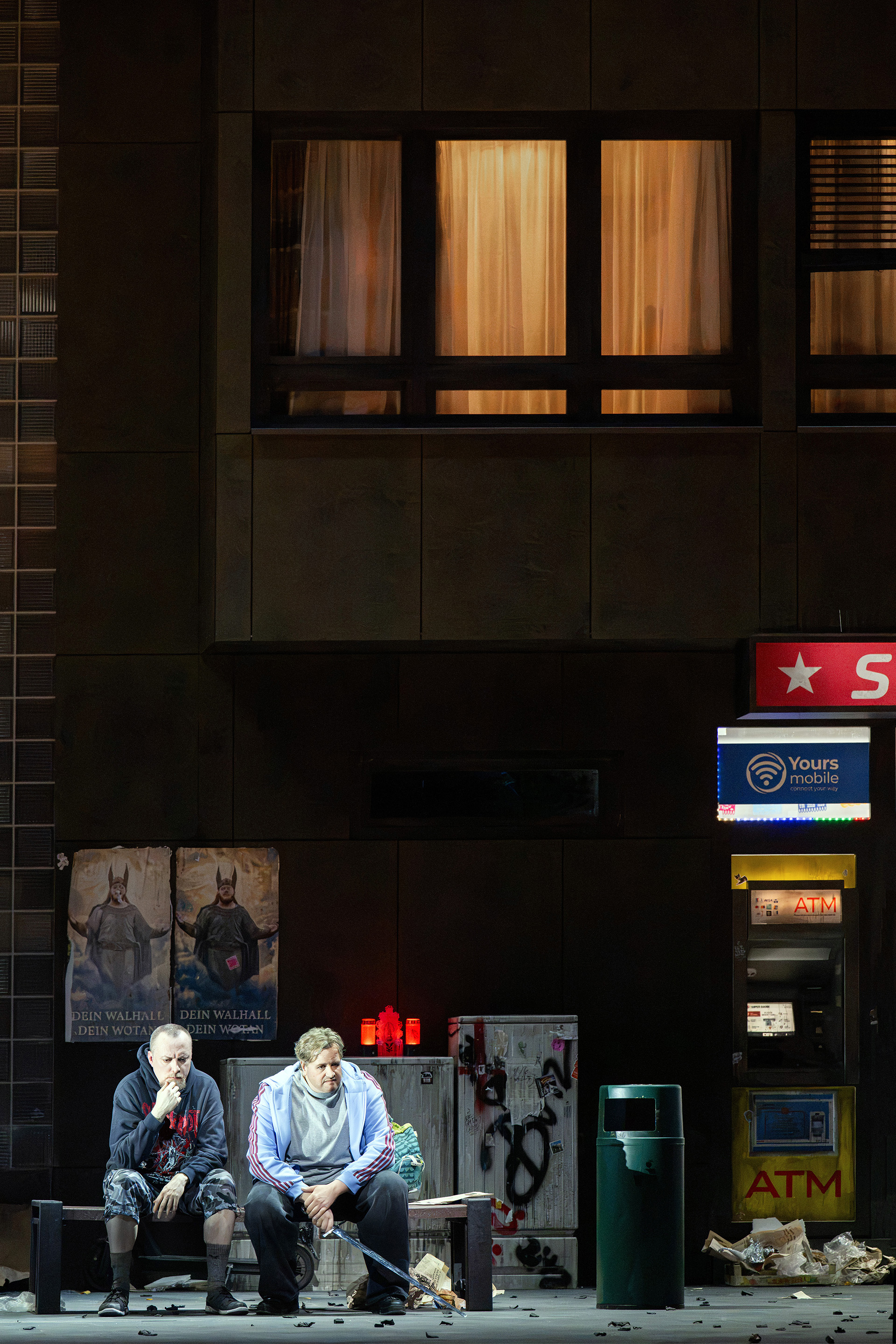 Benjamin Bruns und Georg Nigl in Siegfried an der Bayerischen Staatsoper. Foto: Monika Rittershaus