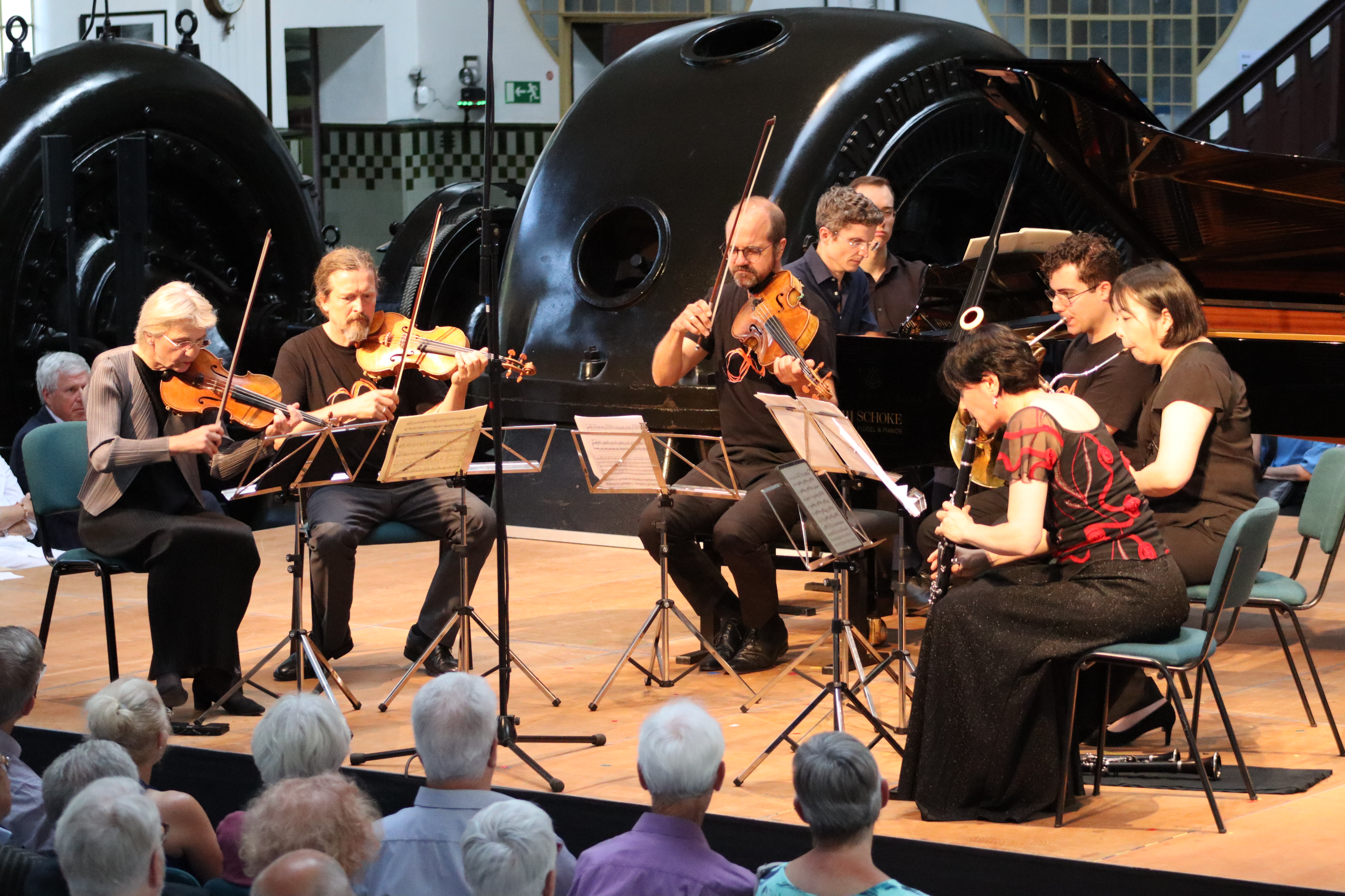 Leoš Janáčeks „Concertino“ mit (von links) Antje Weithaas, Christian Tetzlaff (Violine), Jan Larsen (Viola), Zoltán Fejérvári (Klavier), Pablo Neva Colazzo (Horn), Rie Koyama (Fagott) und Sharon Kam (Klarinette), Foto © Georg Witteler. Leoš Janáčeks „Concertino“ mit (von links) Antje Weithaas, Christian Tetzlaff (Violine), Jan Larsen (Viola), Zoltán Fejérvári (Klavier), Pablo Neva Colazzo (Horn), Rie Koyama (Fagott) und Sharon Kam (Klarinette), Foto © Georg Witteler.