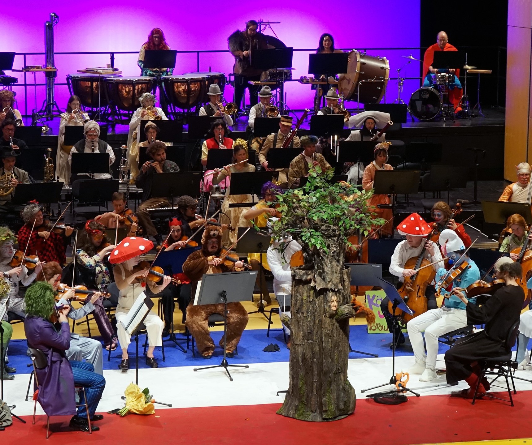 Symphonie Fastnachtique 2024 mit Hermann Bäumer als Baum. Foto: Staatstheater Mainz Symphonie Fastnachtique 2024 mit Hermann Bäumer als Baum. Foto: Staatstheater Mainz