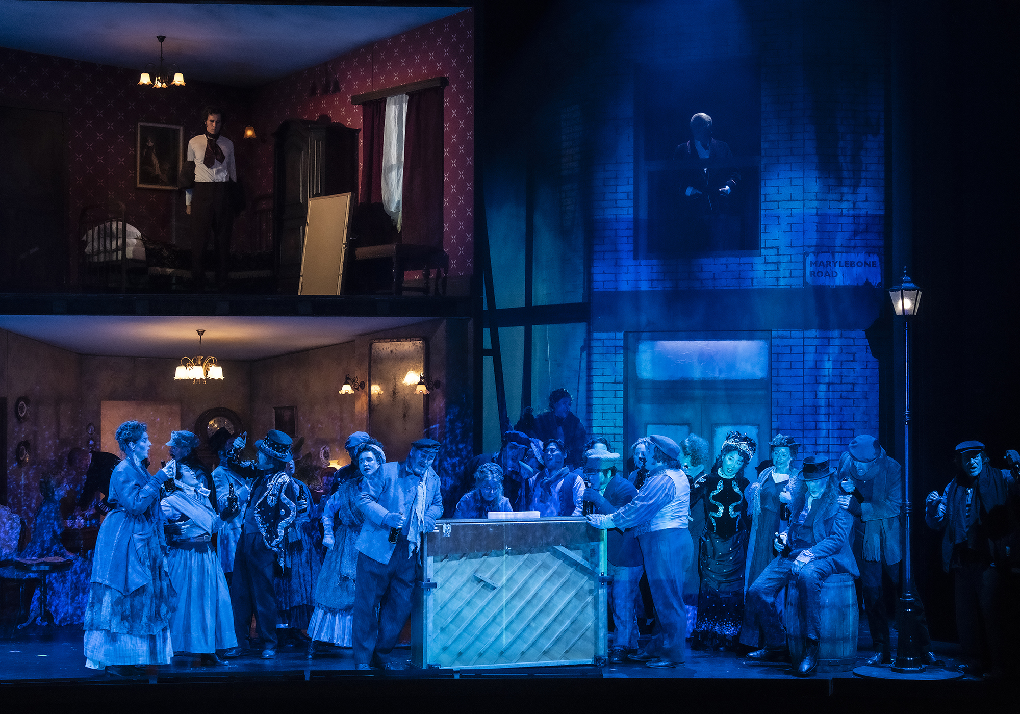 Oben Zachary Wilson, Alexander Wulke, unten der Opernchor der Wuppertaler B&uuml;hnen. Foto: Oper Wuppertal & Matthias Jung