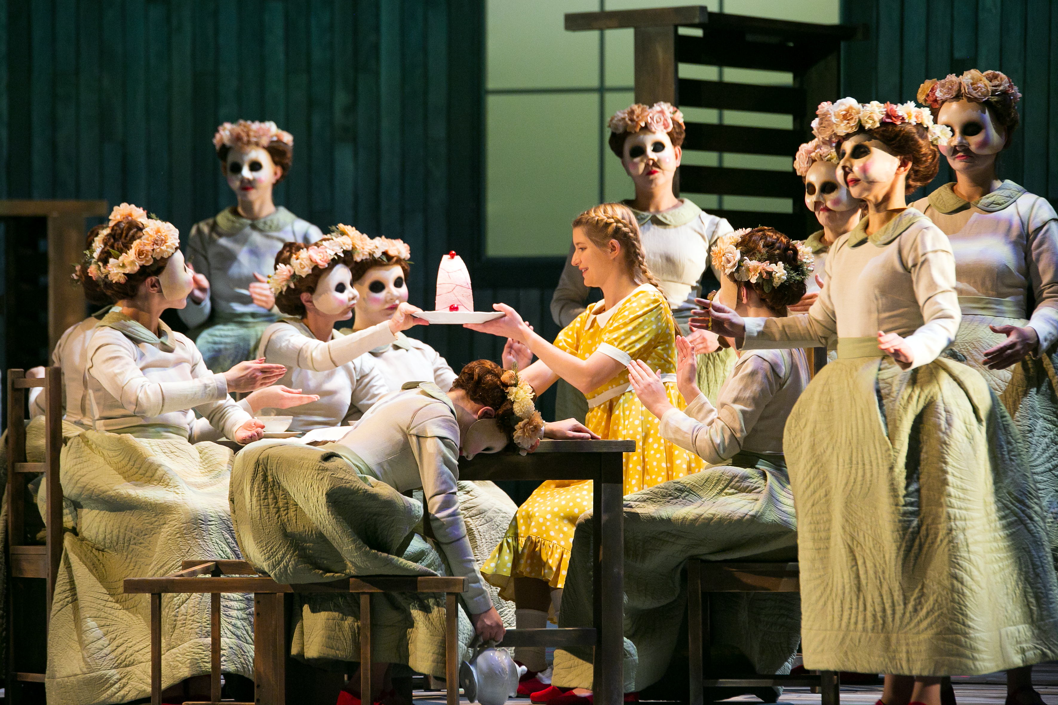 Trügerische Idylle: Die Blumen wollen mit Gerda (Louise McClelland Jacobsen) nicht nur spielen ... Foto: Mark Schulze Steinen/Semperoper Dresden