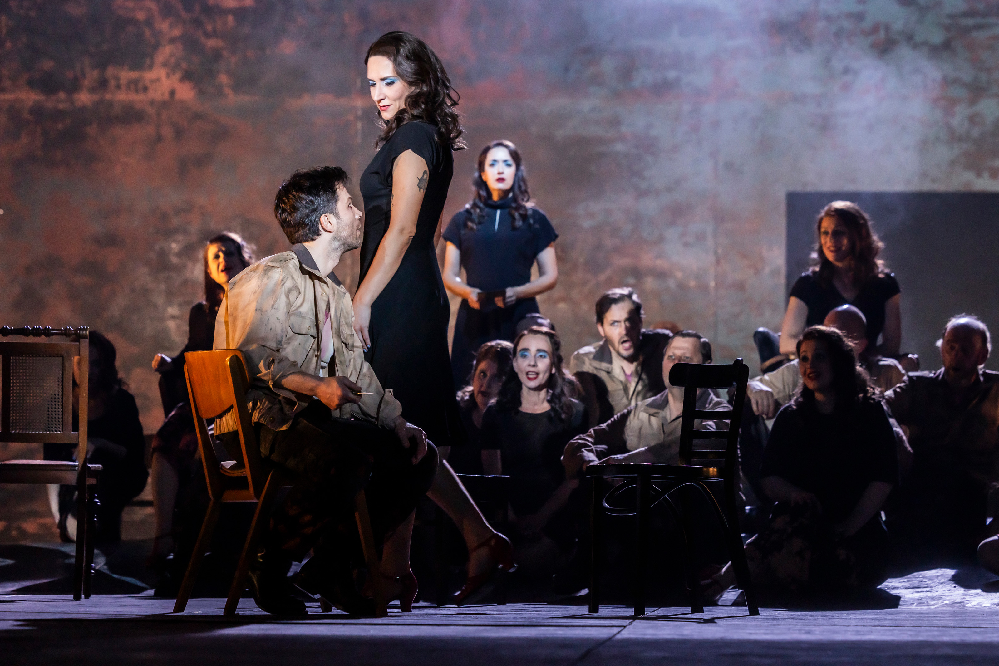 Konstantinos Klironomos (José), Ieva Prudnikovaite (Carmen), Evmorfia Metaxaki (Micaëla), Chor und Extrachor des Theater Lübeck. Foto: Jochen Quast Konstantinos Klironomos (José), Ieva Prudnikovaite (Carmen), Evmorfia Metaxaki (Micaëla), Chor und Extrachor des Theater Lübeck. Foto: Jochen Quast