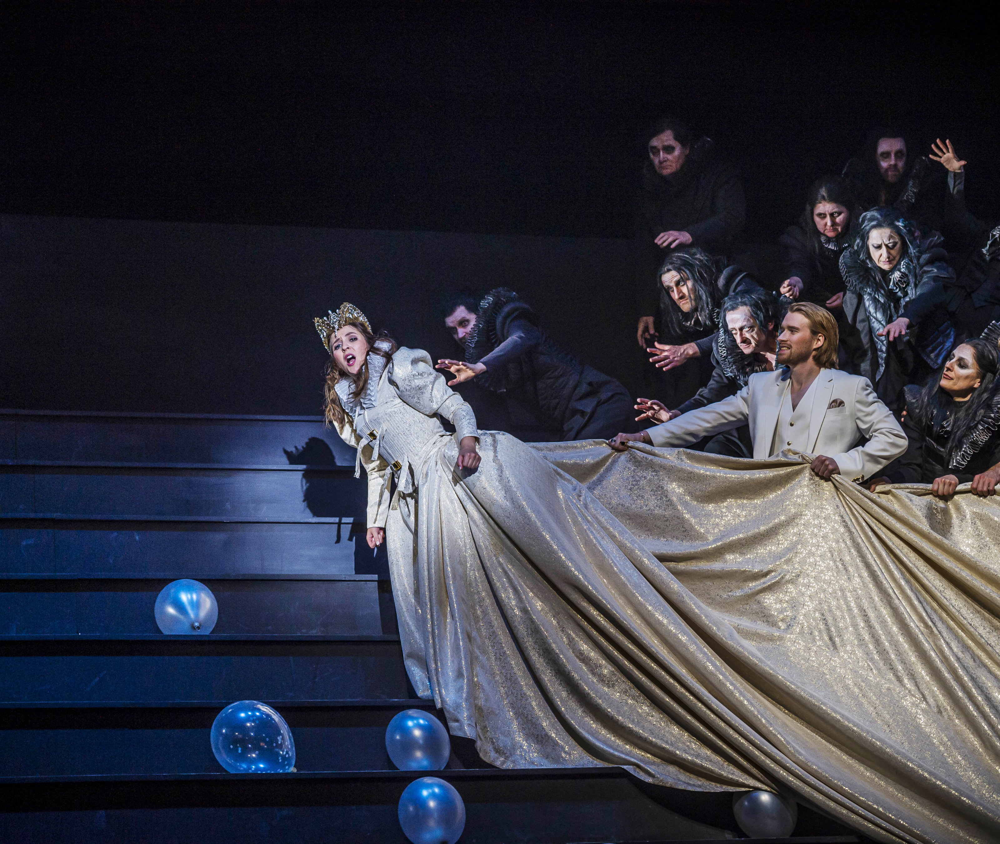 Sophia Theodorides (Lucia Ashton), Noah Schaul (Arturo Bucklaw), Chor. Foto: Olaf Malzahn Sophia Theodorides (Lucia Ashton), Noah Schaul (Arturo Bucklaw), Chor. Foto: Olaf Malzahn
