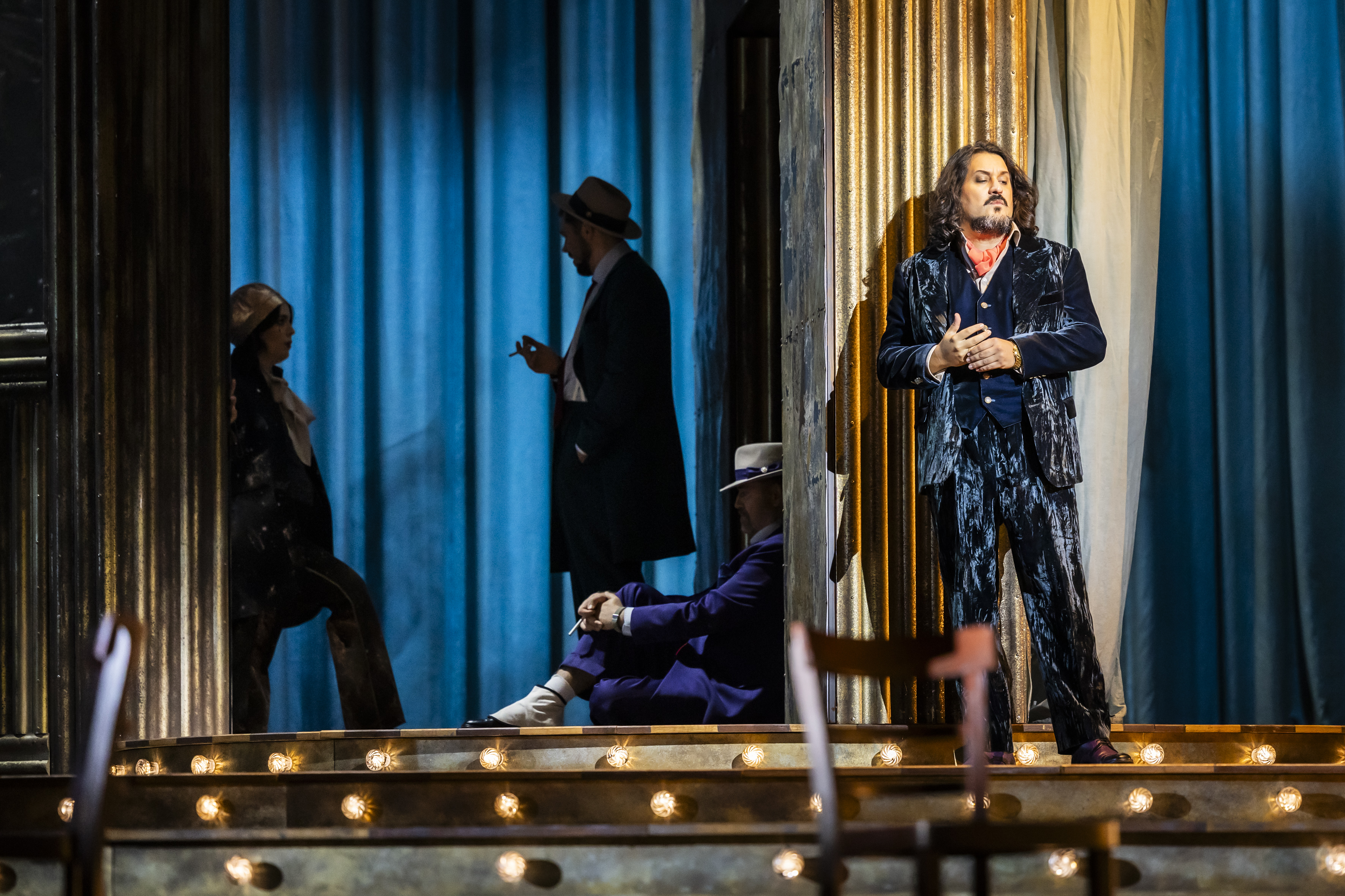 Rosalia Cid (Oscar), Vladyslav Buialskyi (Samuel), Tilmann R&ouml;nnebeck (Tom), Germ&aacute;n Enrique Alc&aacute;ntara (Renato), Komparsen; Semperoper Dresden/ Jochen Quast 