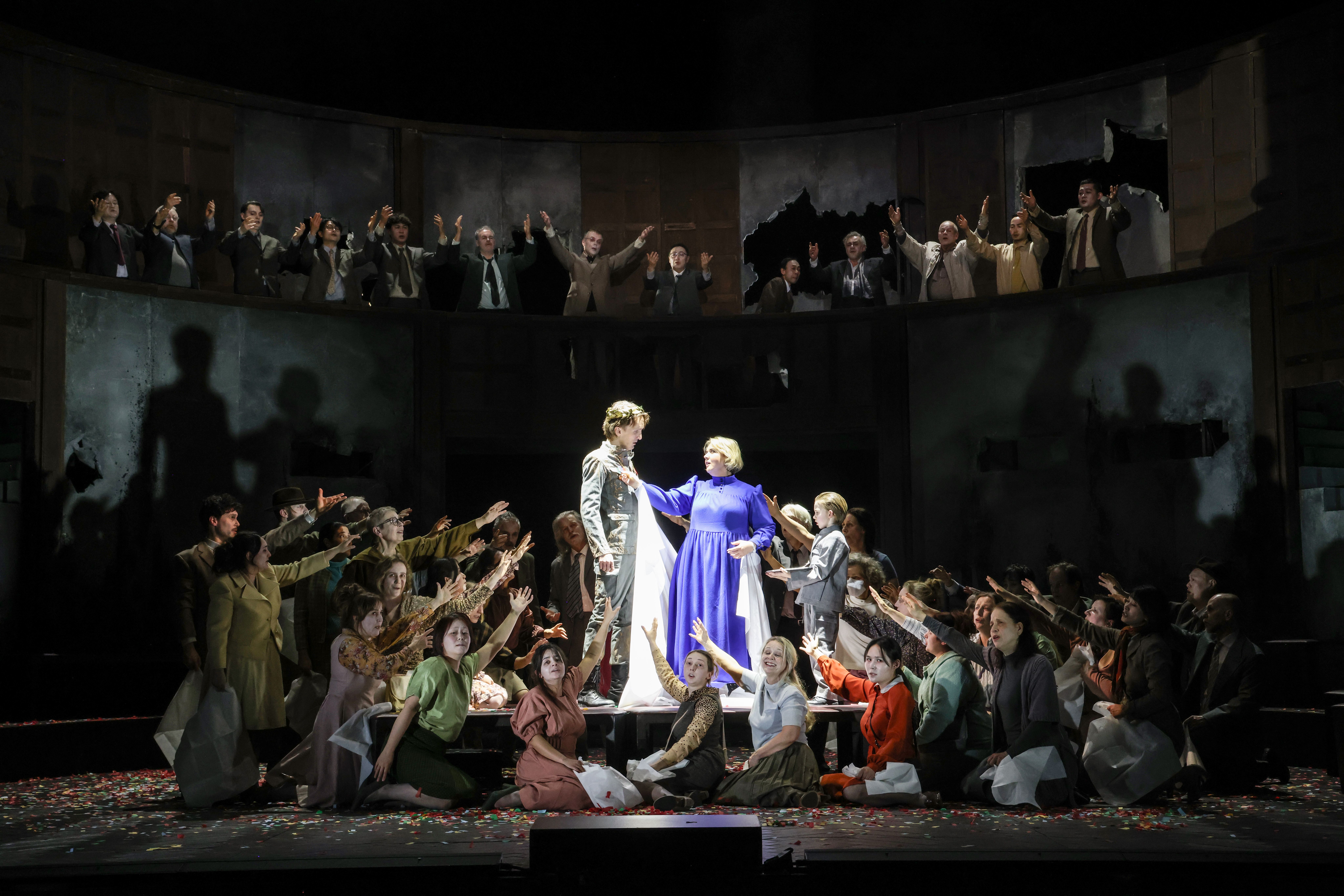 Michał Partyka, Sarah-Jane Brandon, Chor, Kinderchor und Extrachor des Theater Bremen. Foto: J&ouml;rg Landsberg