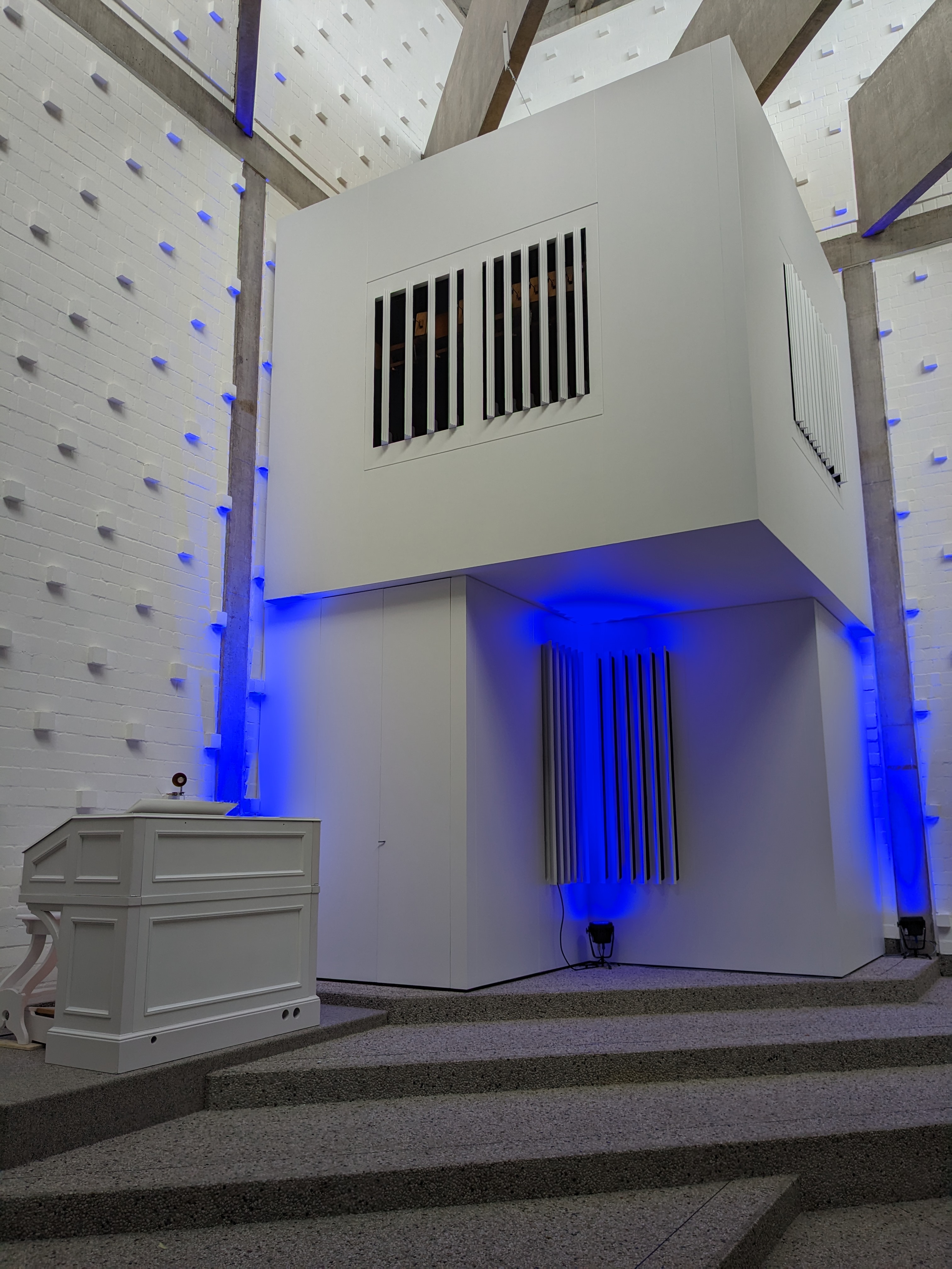 Quadratisch, praktisch, gut – und ein wunderbarer Klang: die Wurlitzer Style D in Lemgo. Das blaue Licht ist nicht fest installiert, zeigt aber, was so alles möglich ist. © Gregor Schwarz Quadratisch, praktisch, gut – und ein wunderbarer Klang: die Wurlitzer Style D in Lemgo. Das blaue Licht ist nicht fest installiert, zeigt aber, was so alles möglich ist. © Gregor Schwarz