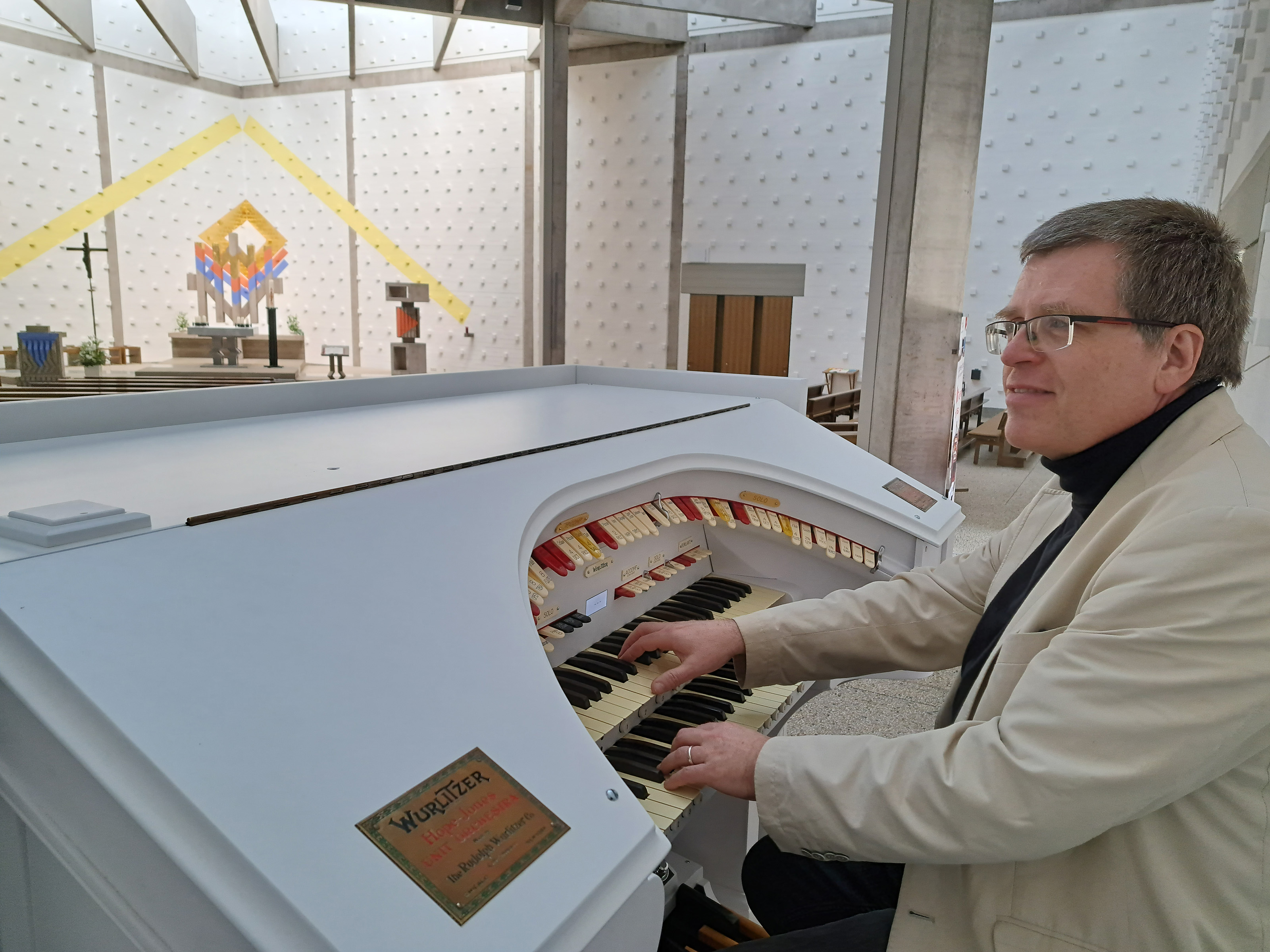 Gregor Schwarz am Spieltisch der Lemgoer Wurlitzer-Orgel Style D. Typisch für Wurlitzer-Orgeln ist der einem Hufeisen nachempfundene Spieltisch. © Gregor Schwarz Gregor Schwarz am Spieltisch der Lemgoer Wurlitzer-Orgel Style D. Typisch für Wurlitzer-Orgeln ist der einem Hufeisen nachempfundene Spieltisch. © Gregor Schwarz