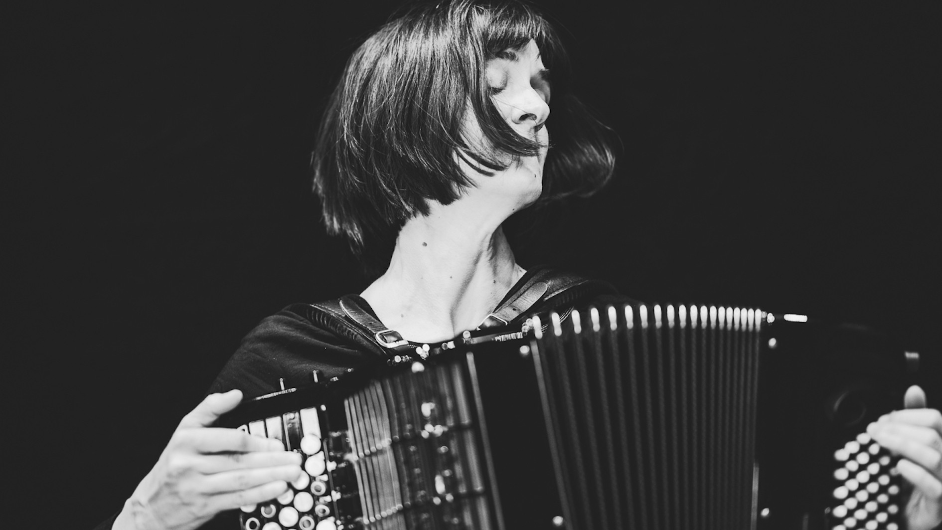 Eva Z&ouml;llner mit ihrem Akkordeon, einem Akkordeon, das auf der Diskantseite keine Tasten, sondern Kn&ouml;pfe besitzt. Durch die andere Tonanordnung sind viele Kl&auml;nge schneller und &uuml;berhaupt greifbar. &copy; Andreas Orban, SWR
