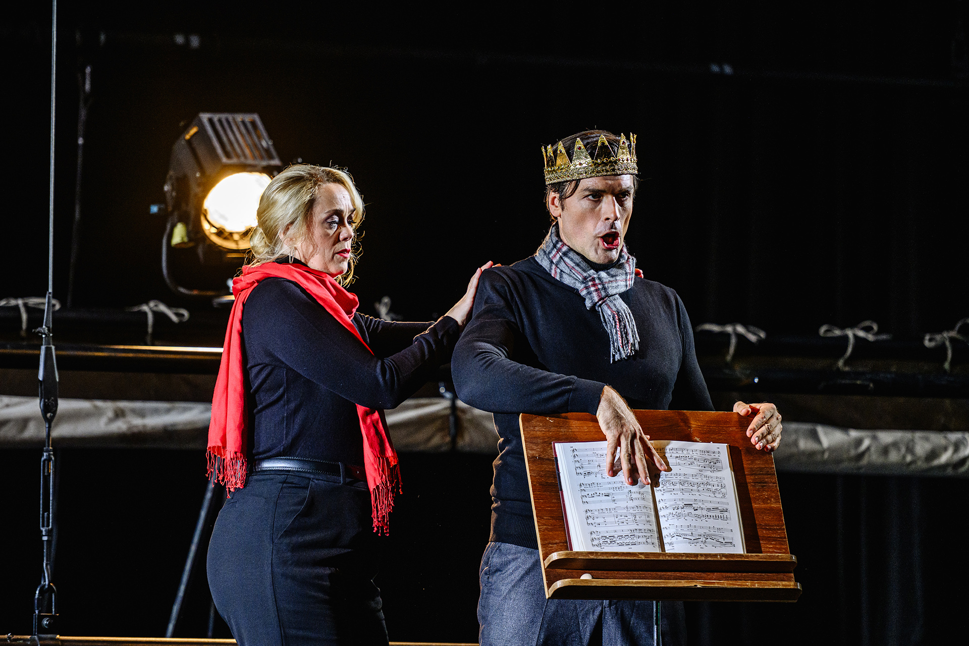 Macbeth auf der B&uuml;hne mit Leah Gordon und Thomas Weinhappel &ndash; im Klavierauzug indes Wagners &bdquo;Rheingold&ldquo;. Foto: Oliver Vogel