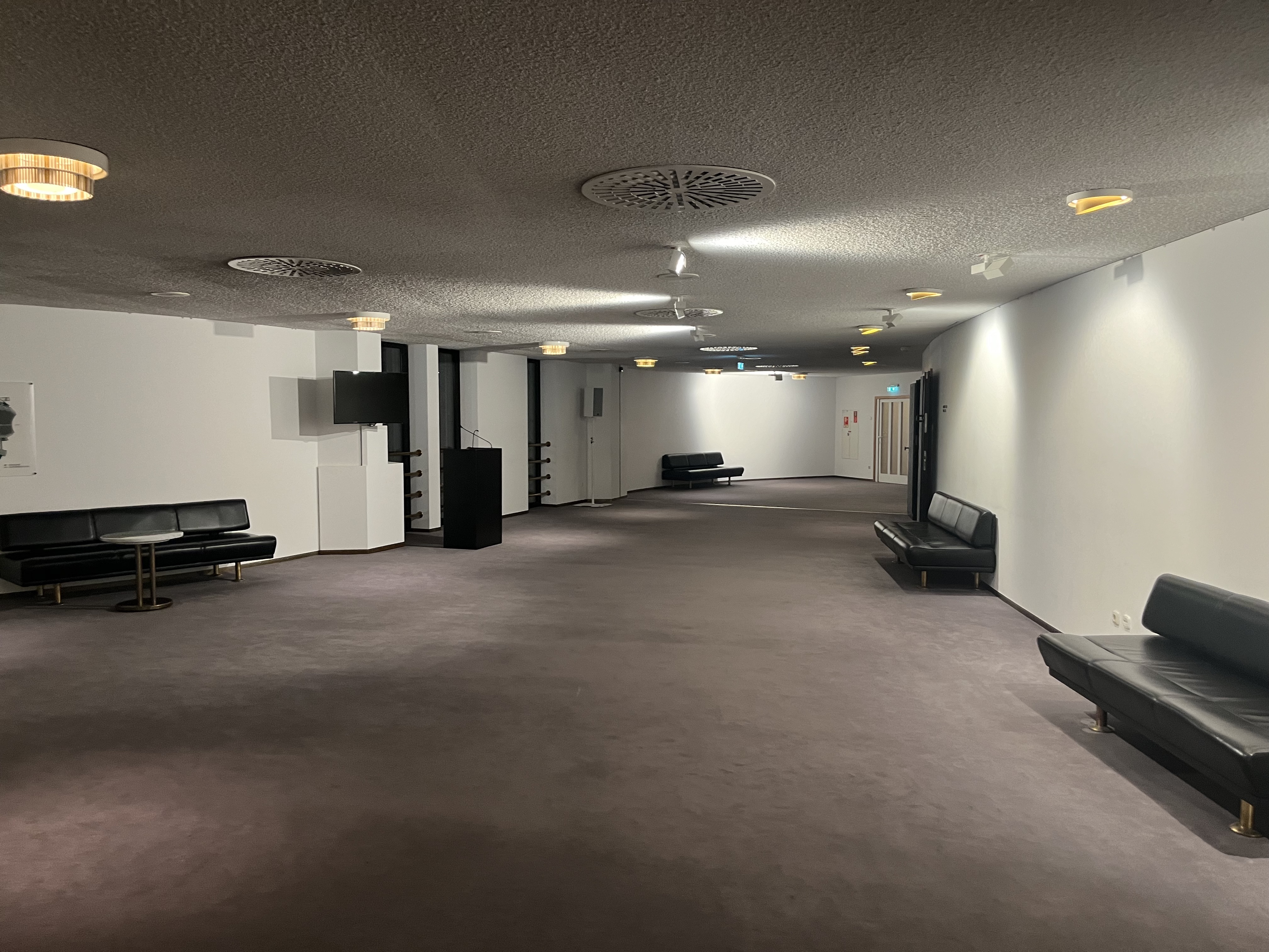 Schlauch mit Pult und 24 Gl&uuml;ckliche. Foto: mku