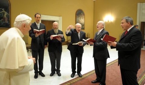 Ein „Jubilate“ für Papst Benedikt: „Graduale“-Herausgeber (v.l.) Stephan Zippe, Franz Karl Praßl, Johannes B. Göschl, Heinrich Rumphorst und Christian Dostal. Foto: L'Osservatore Romano/ConBrio