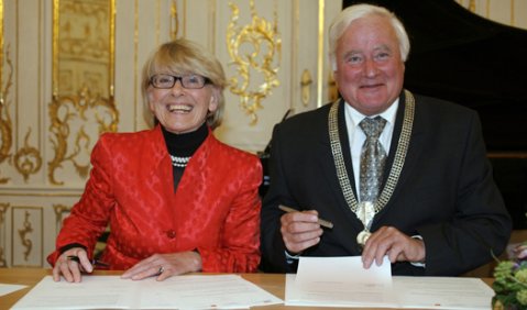 Die Partnerschaft von Leopold-Mozart-Kuratorium e.V. und Leopold-Mozart-Zentrum der Universität Augsburg wurde im Rokokosaal der Regierung von Schwaben feierlich besiegelt: Kuratoriumsvorsitzende Agnes Maria Schilling und Universitätspräsident Professor W