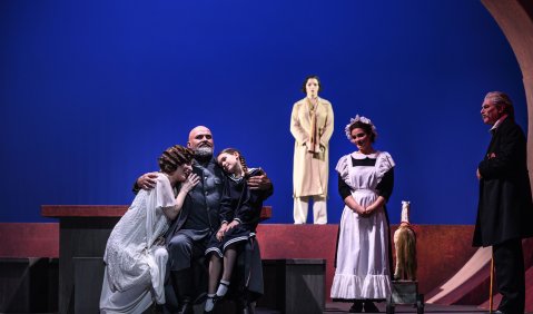 Orestes | Ilia Papandreou, Kakhaber Shavidze, Kinderstatistin, Laura Nielsen, Elsa Roux Chamoux, Ks. Jörg Rathmann. Foto: Lutz Edelhoff.