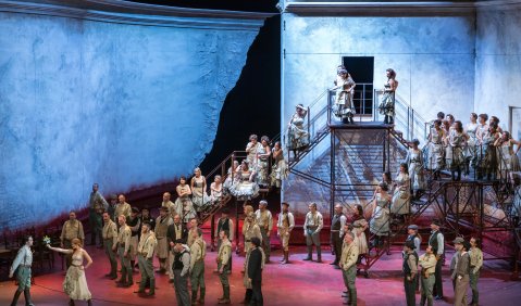 Carmen. Premiere 30.11.2018 // Don José (Leonardo Caimi), Carmen (Wallis Giunta), Chor der Oper Leipzig. Foto: © Tom Schulze