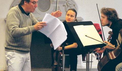 Der Pianist Ralf Gothoni bei seiner Arbeit als Dozent mit dem Arsis Quartett. Foto: Jörg Lichtinger